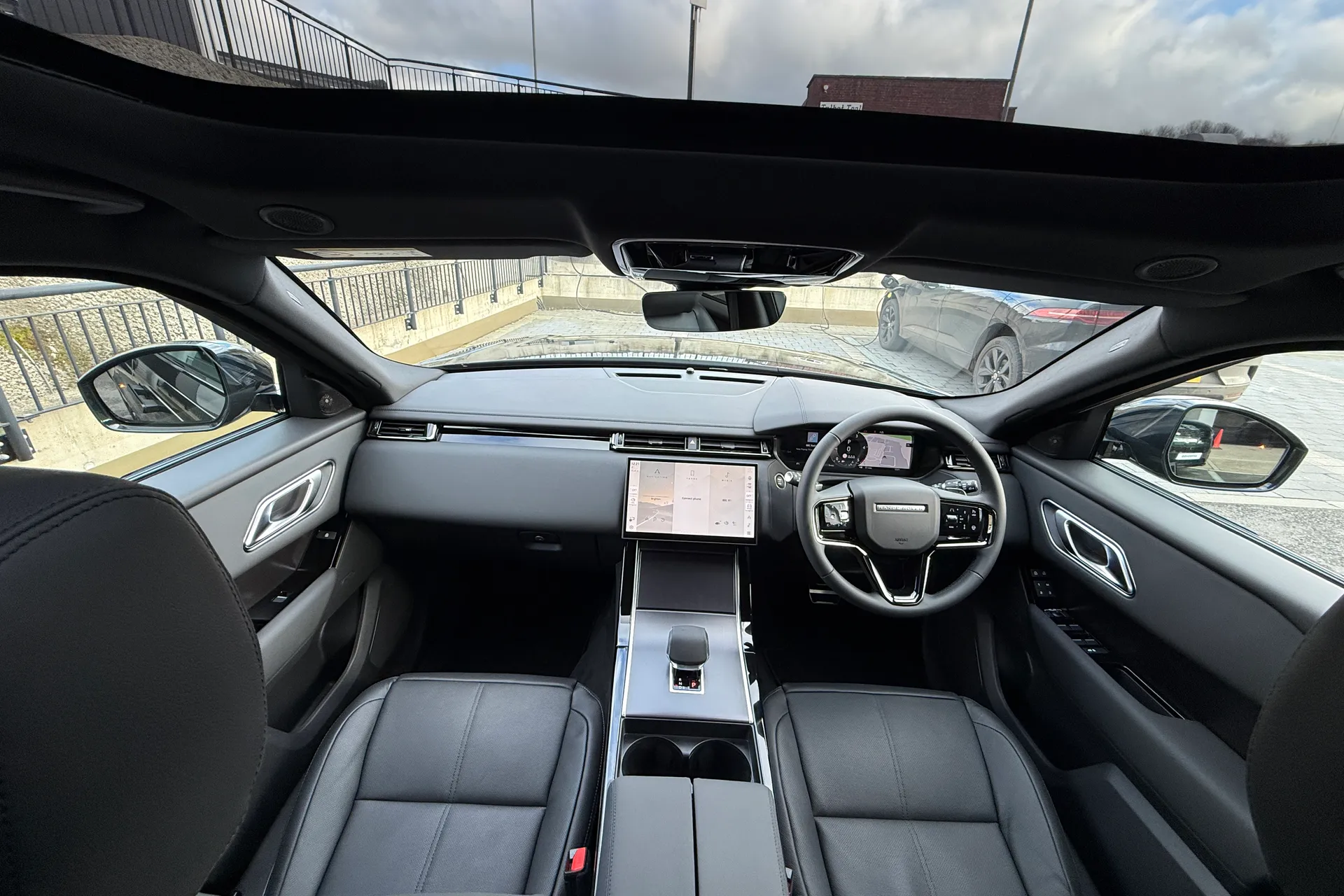 LAND ROVER RANGE ROVER VELAR thumbnail image number 3