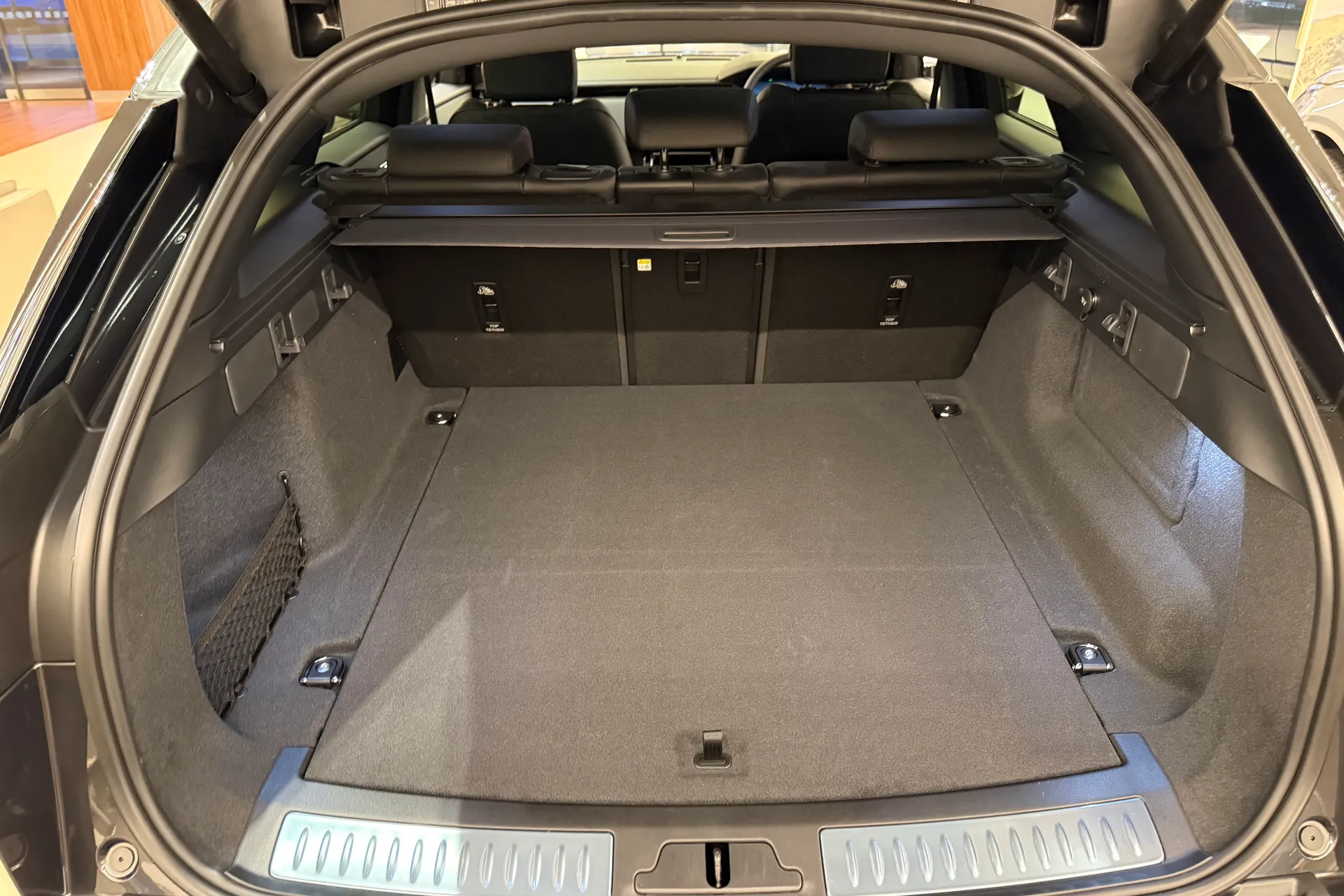 LAND ROVER RANGE ROVER VELAR thumbnail image number 4