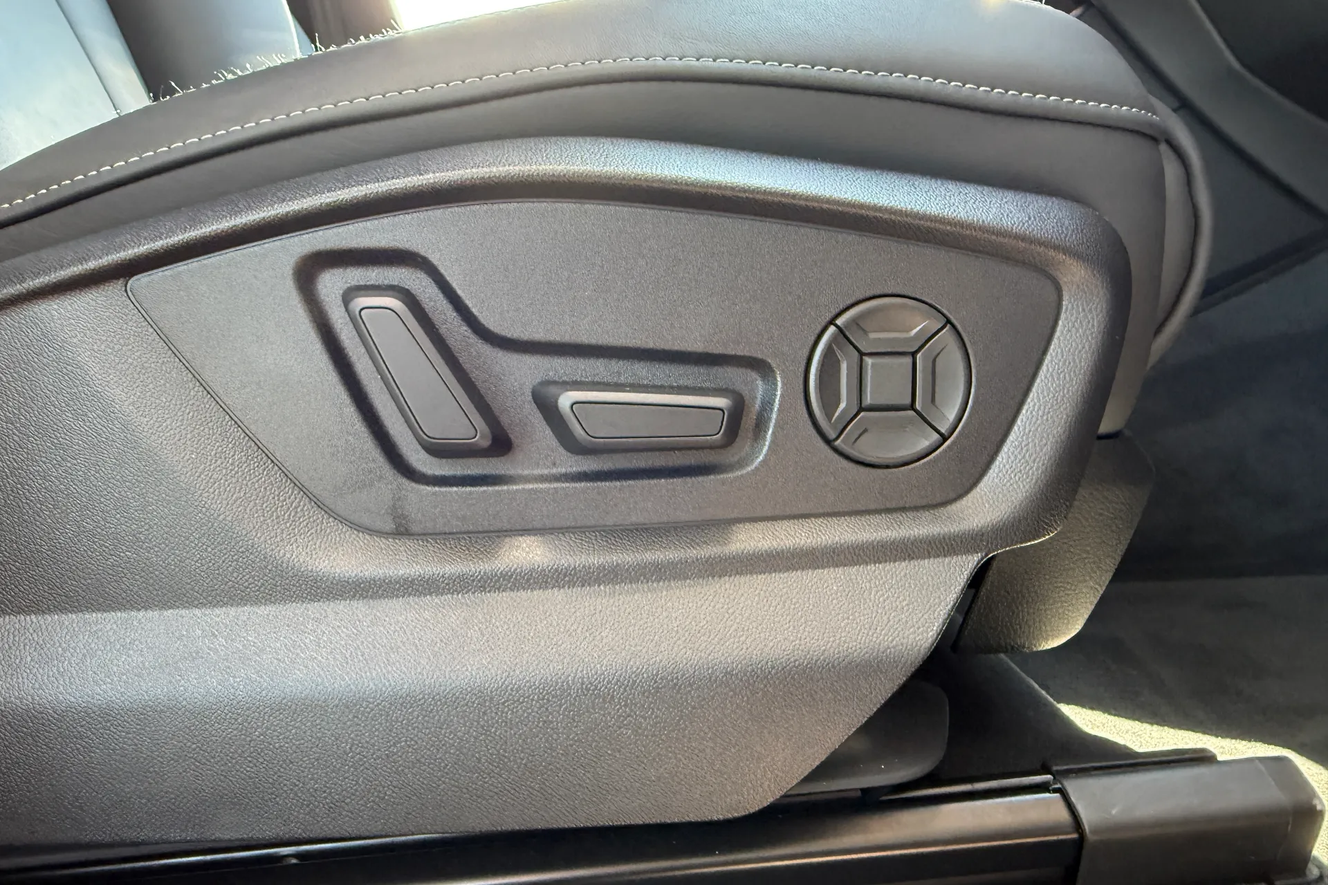 Audi Q8 thumbnail image number 17