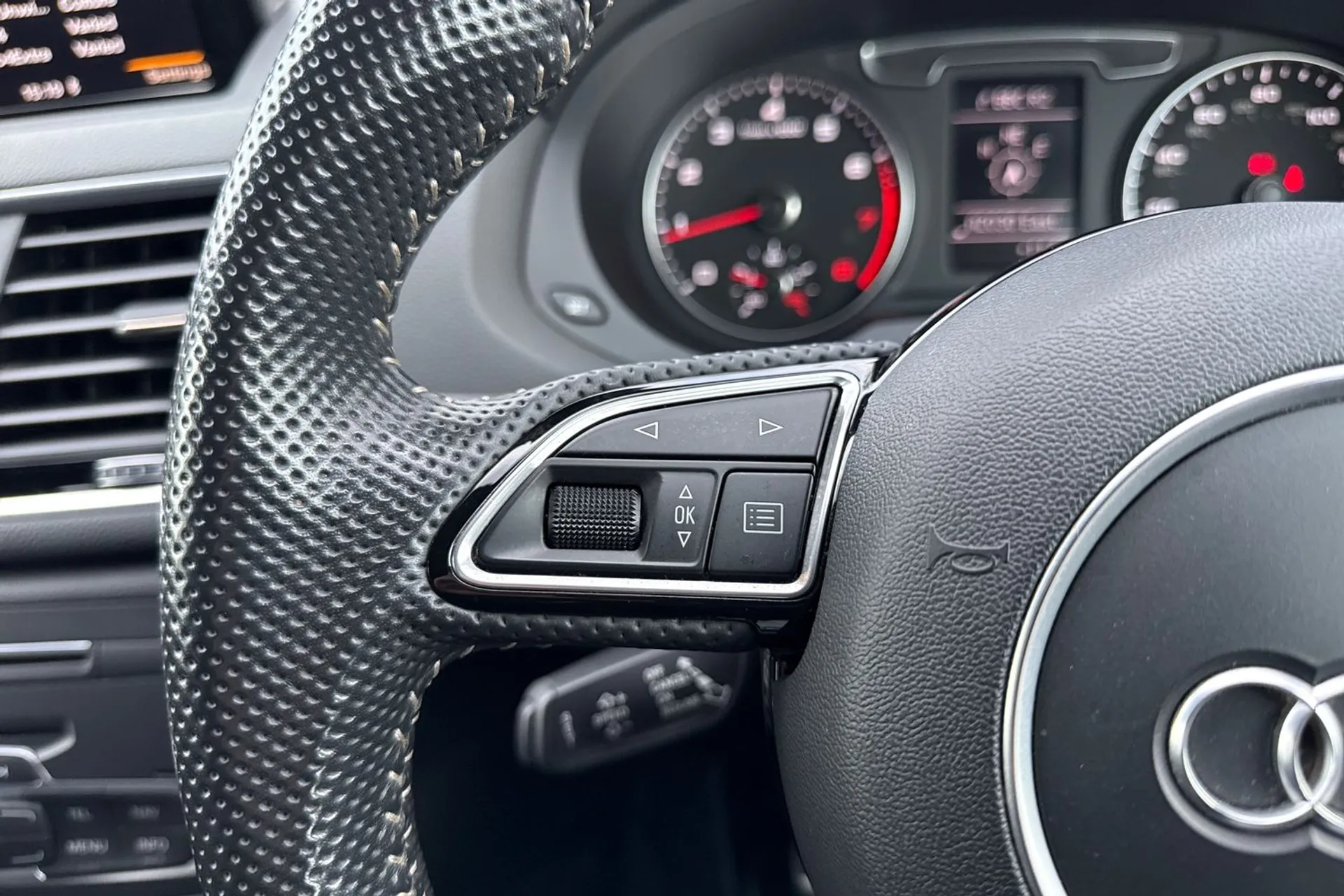 Audi Q3 thumbnail image number 25