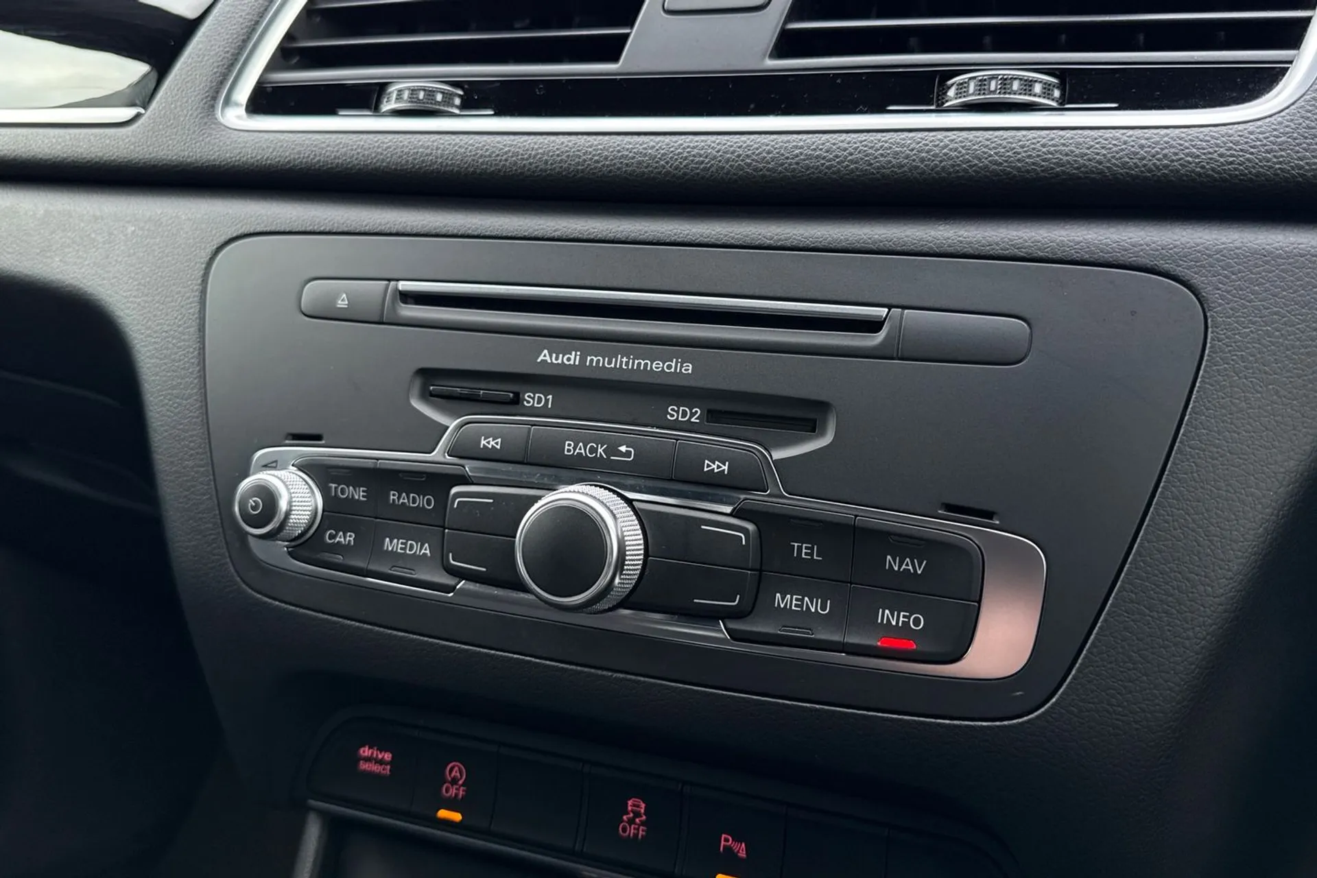 Audi Q3 thumbnail image number 15