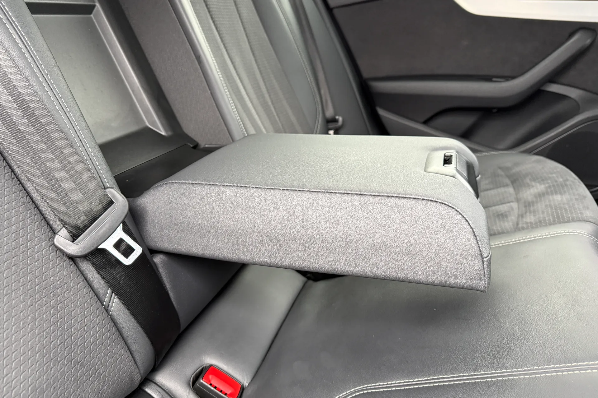 Audi A4 thumbnail image number 42