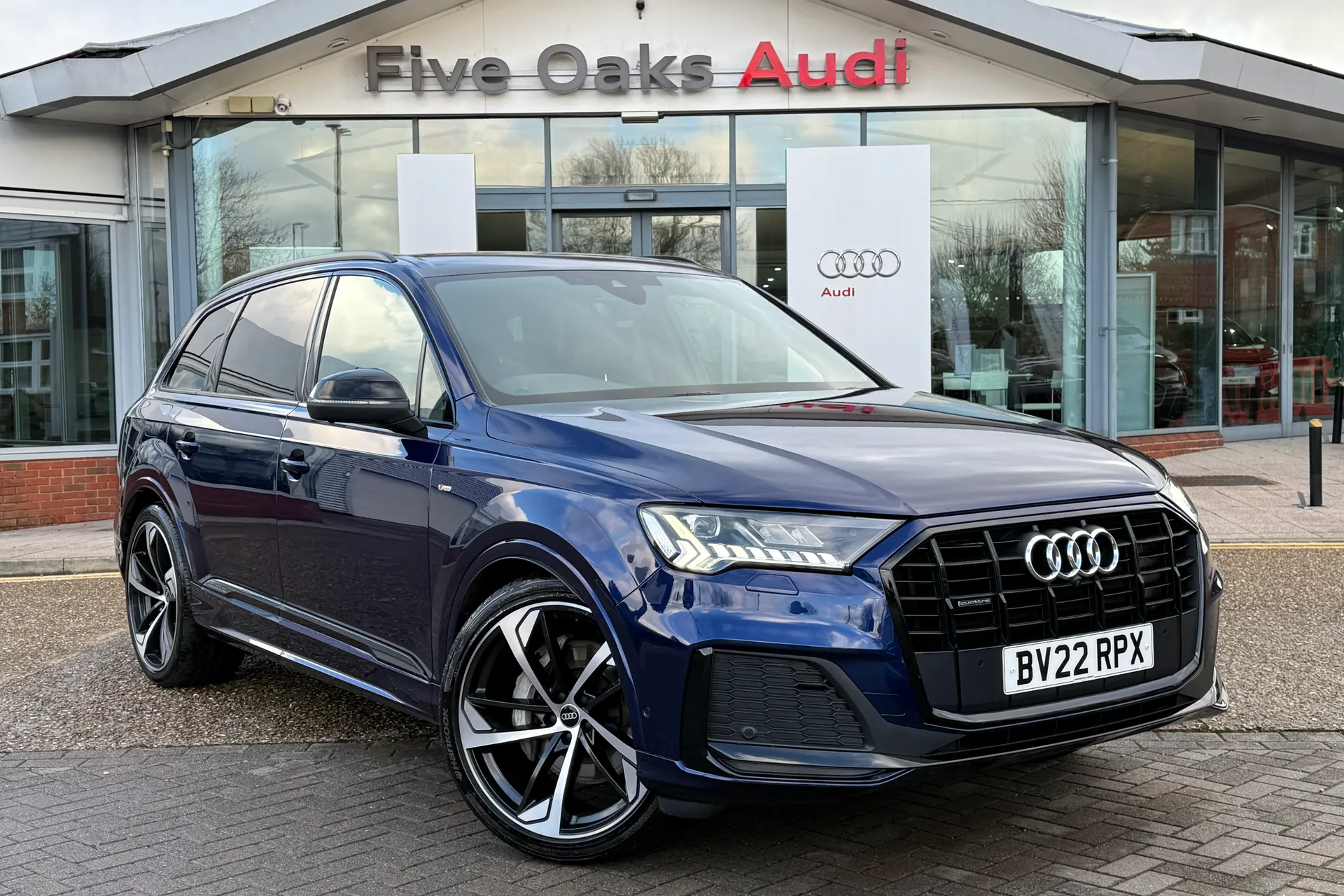 Audi Q7 focused image