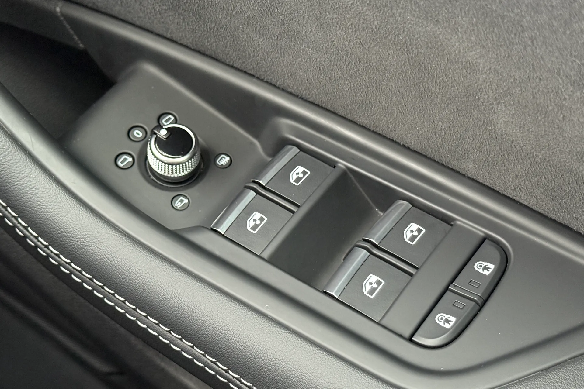 Audi RS4 thumbnail image number 18