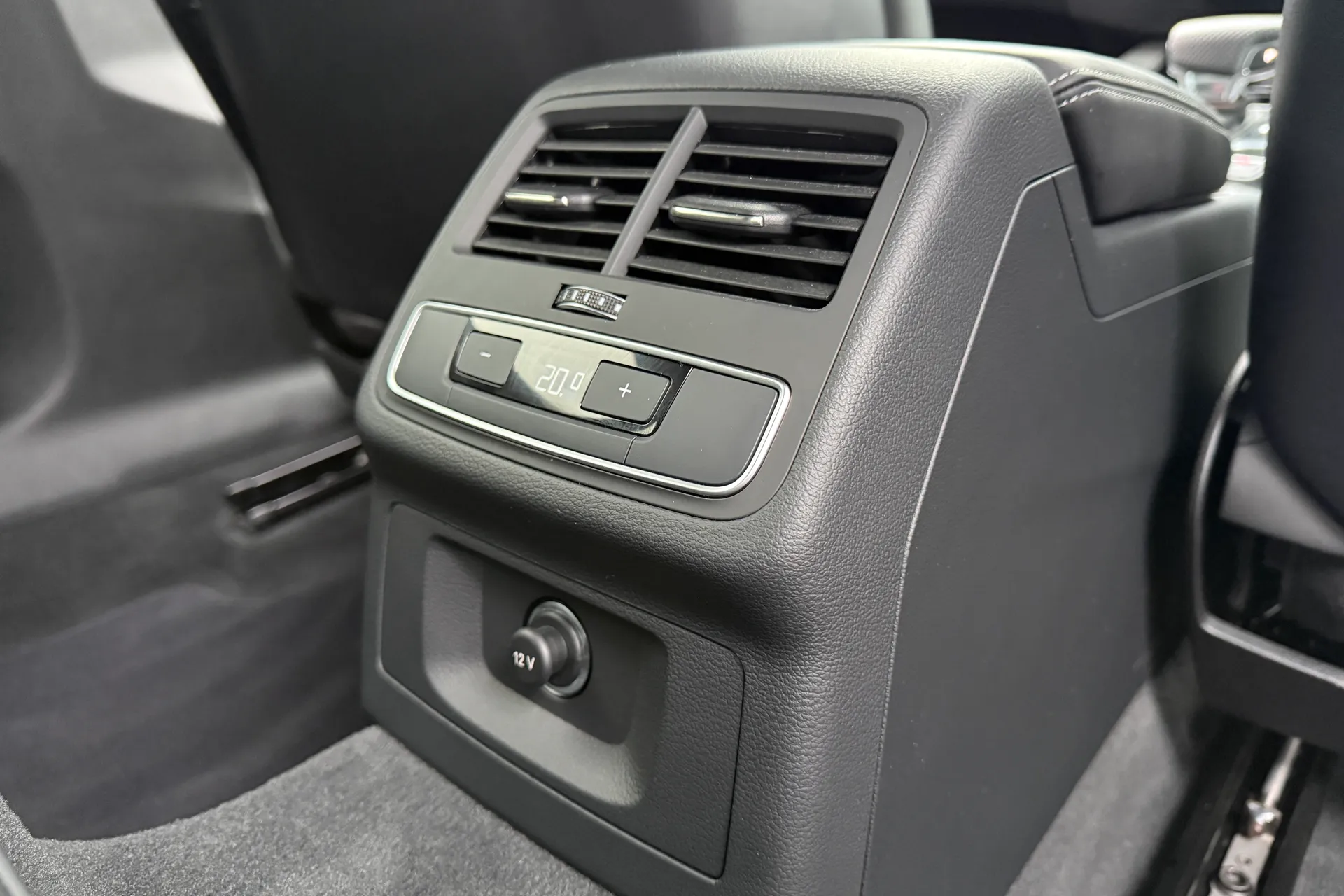 Audi RS4 thumbnail image number 47