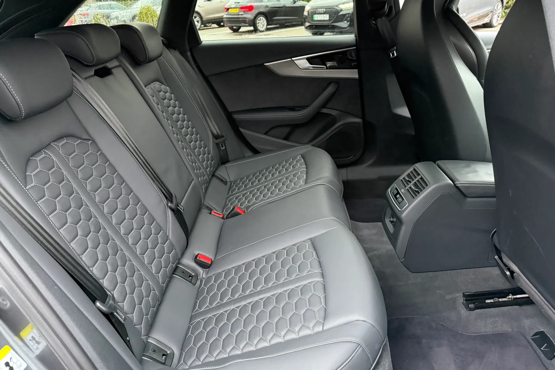 Audi RS4 thumbnail image number 44