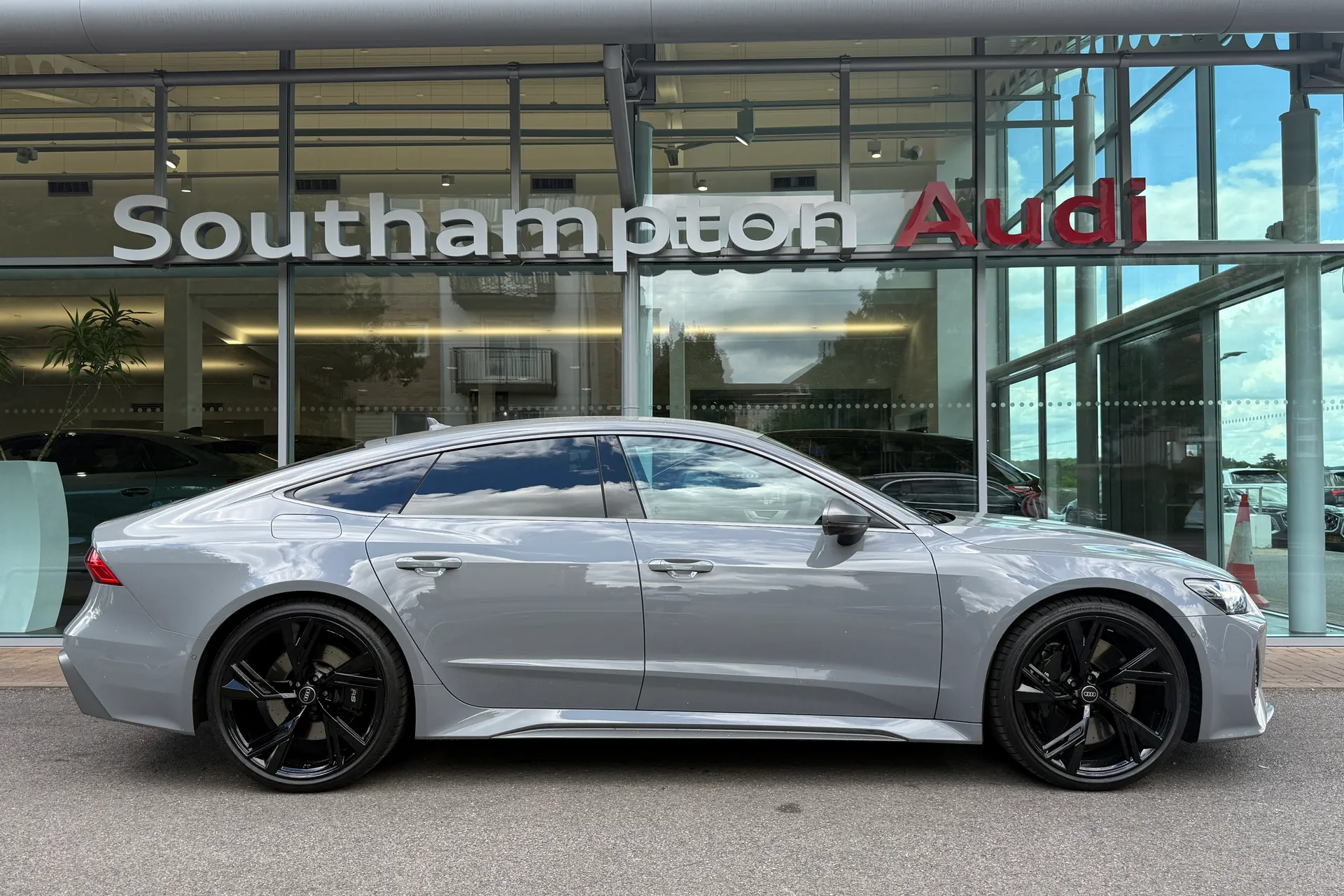 Audi RS 7 thumbnail image number 2