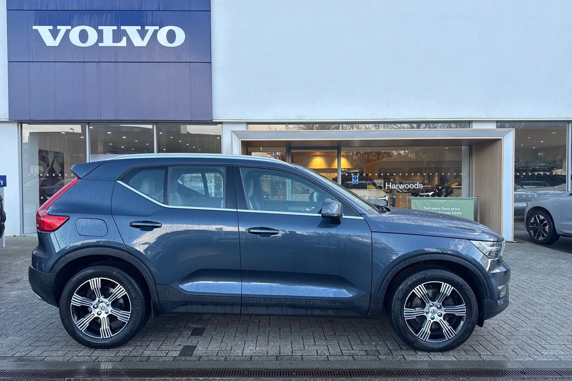 Volvo XC40 thumbnail image number 2