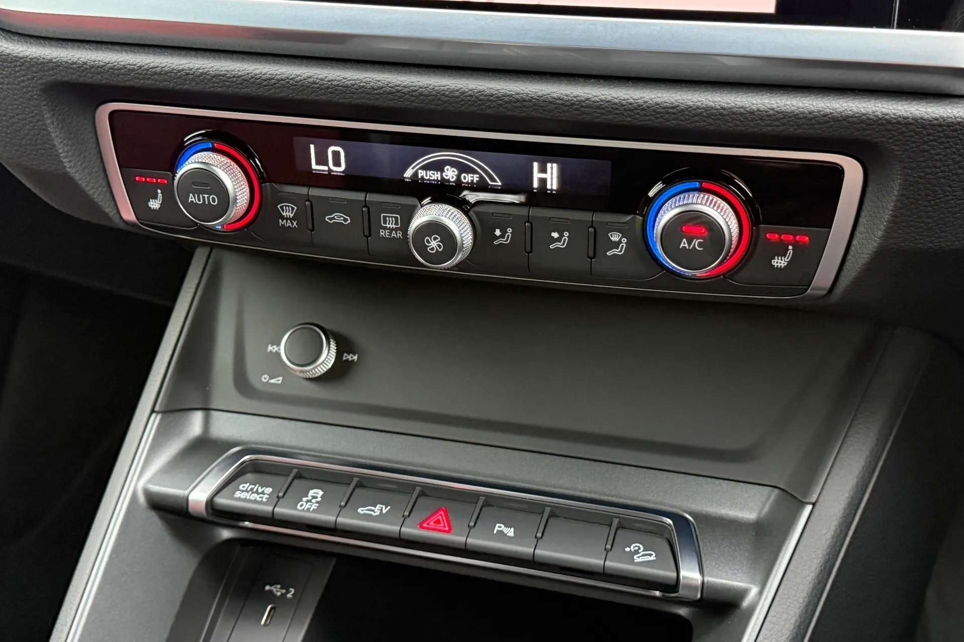 Audi Q3 thumbnail image number 13