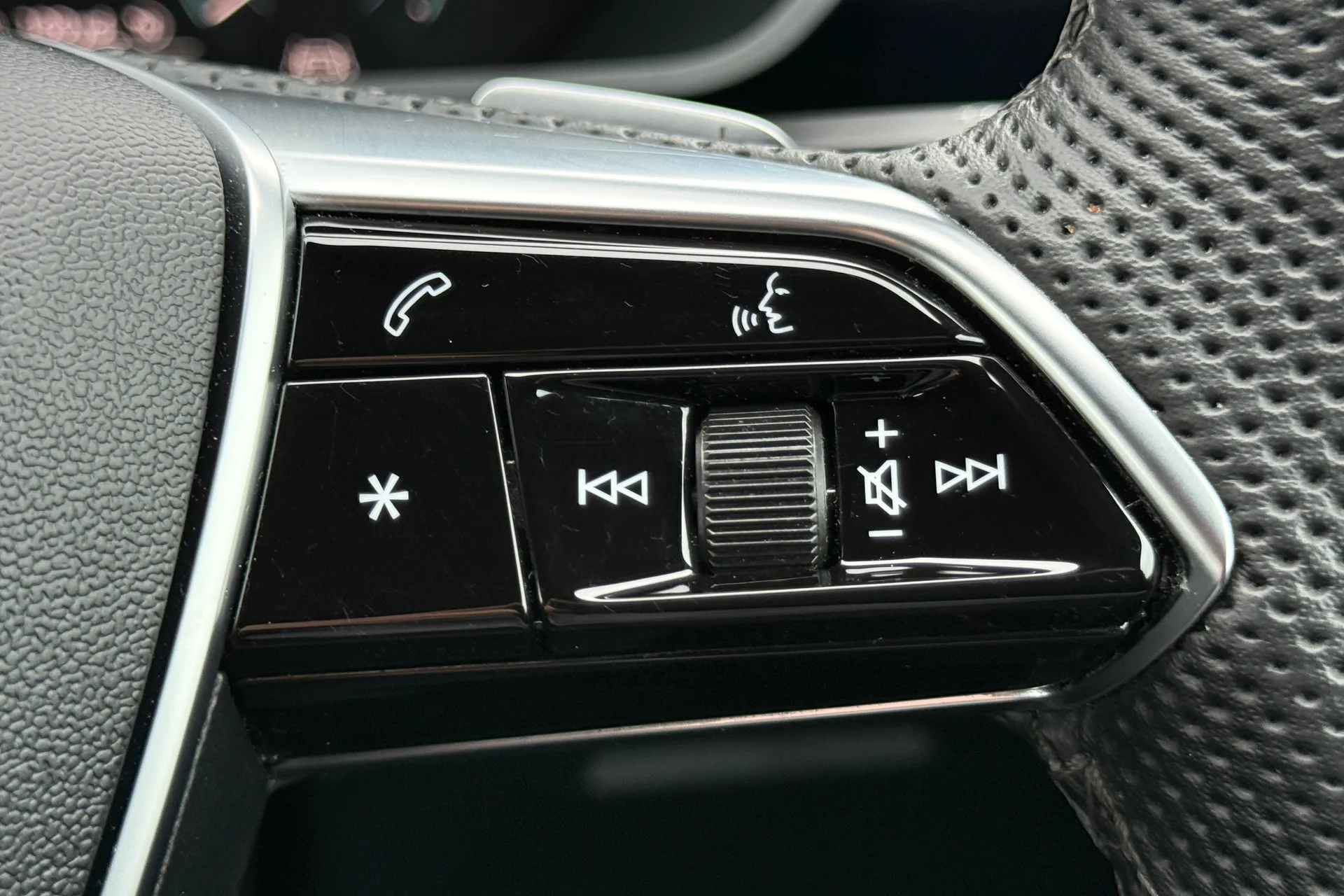 Audi Q8 thumbnail image number 23