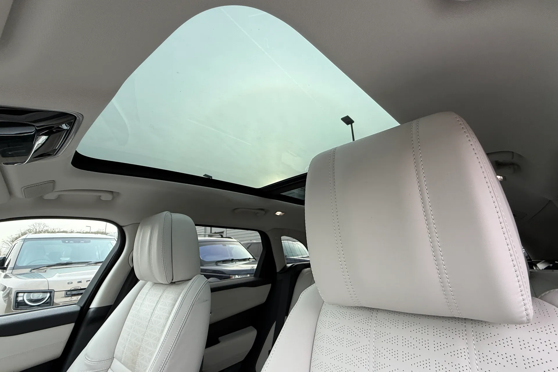 LAND ROVER RANGE ROVER VELAR thumbnail image number 4