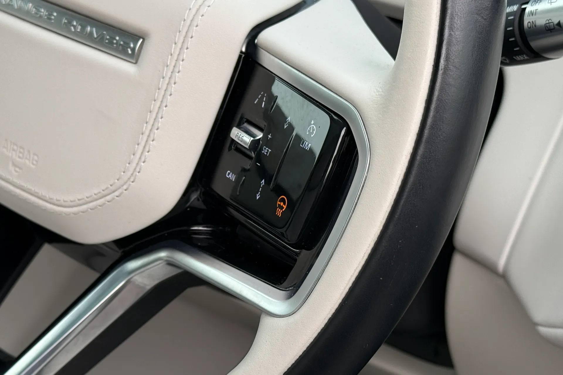 LAND ROVER RANGE ROVER VELAR thumbnail image number 32