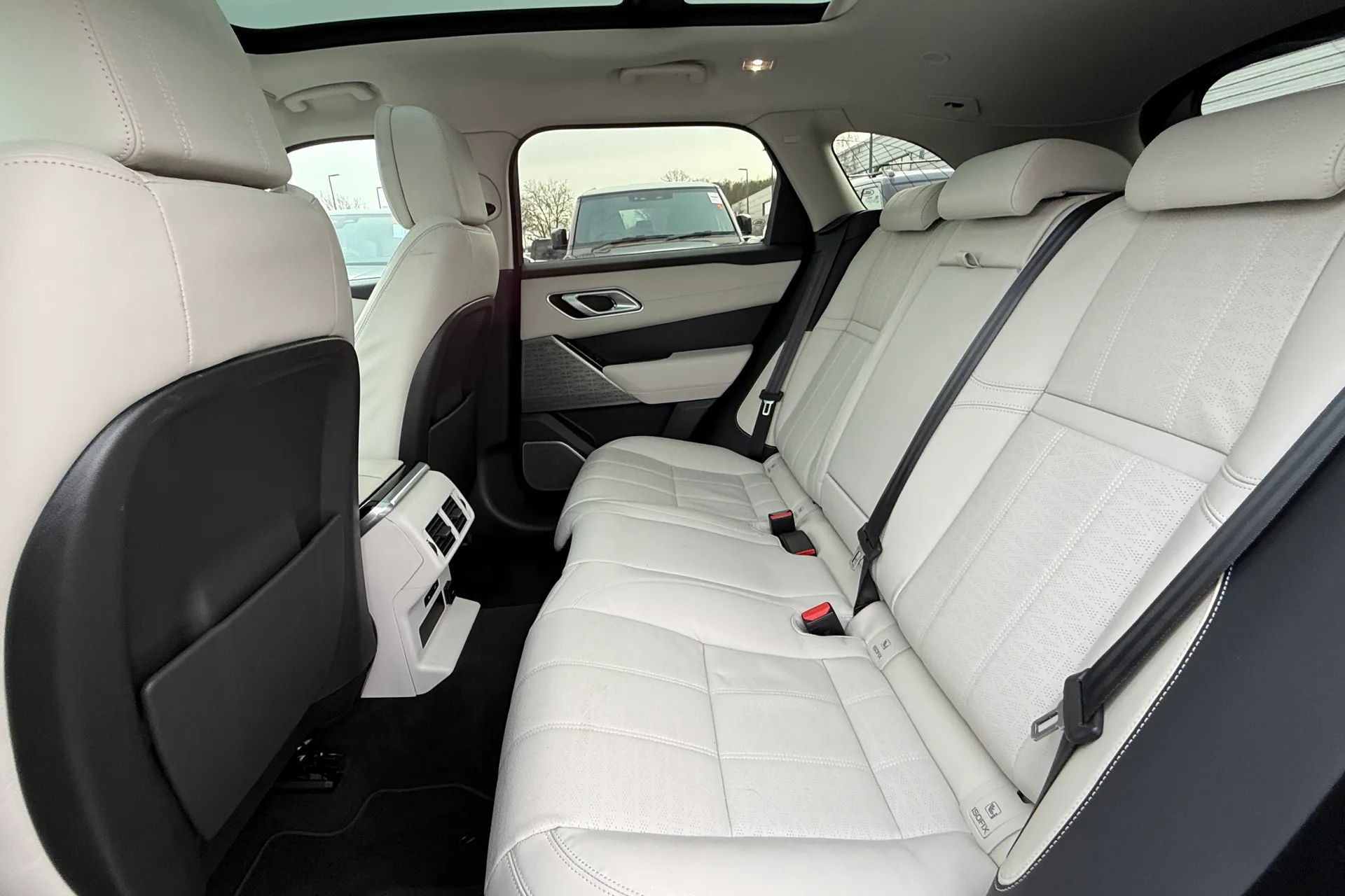 LAND ROVER RANGE ROVER VELAR thumbnail image number 30