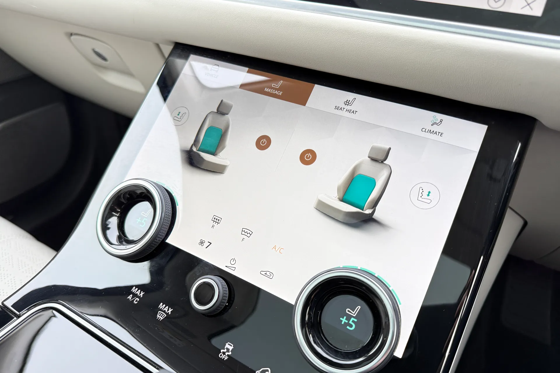 LAND ROVER RANGE ROVER VELAR thumbnail image number 38