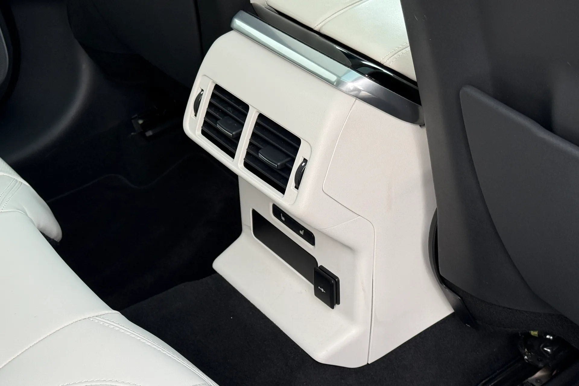 LAND ROVER RANGE ROVER VELAR thumbnail image number 24