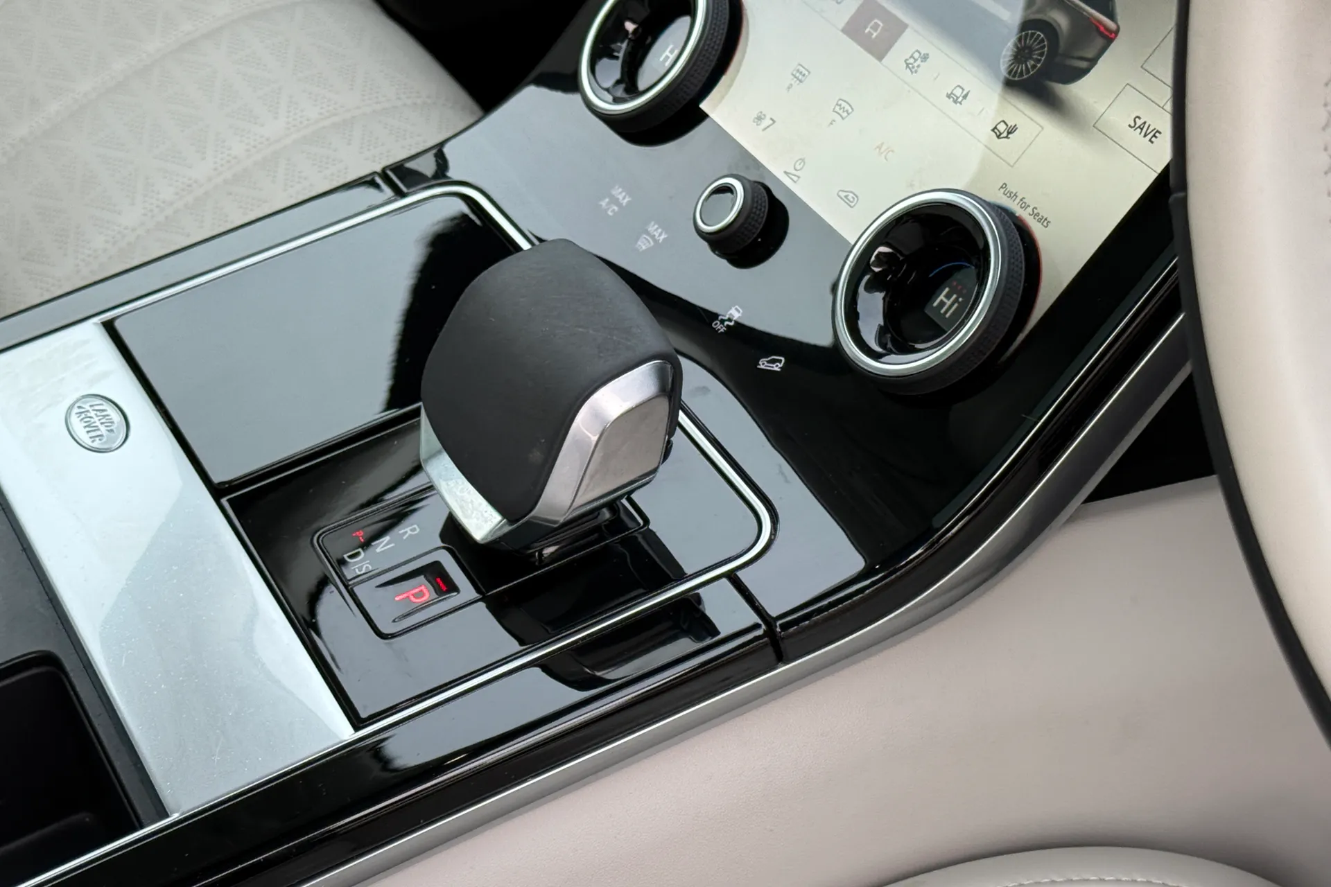 LAND ROVER RANGE ROVER VELAR thumbnail image number 17