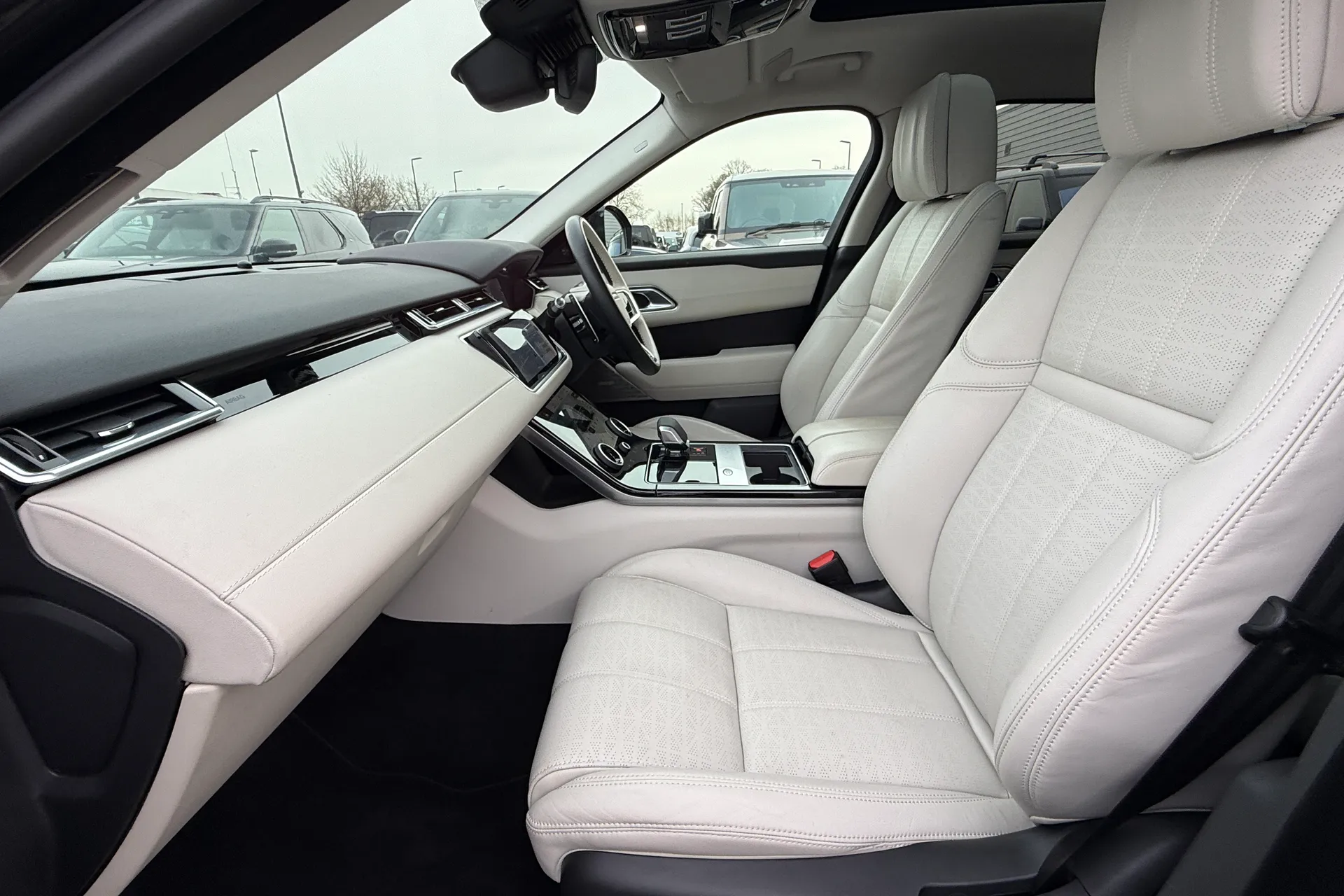 LAND ROVER RANGE ROVER VELAR thumbnail image number 29