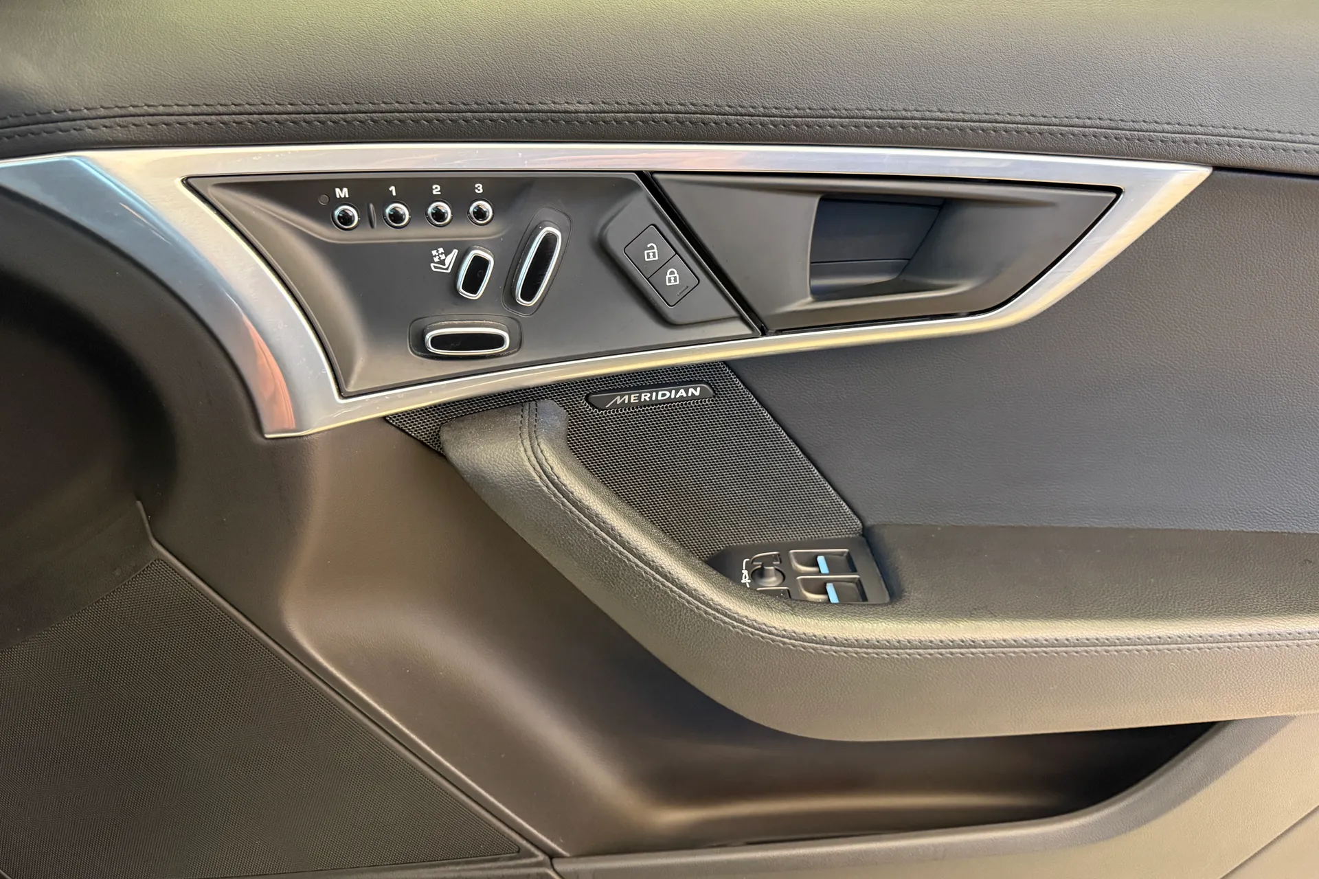 Jaguar F-TYPE thumbnail image number 43