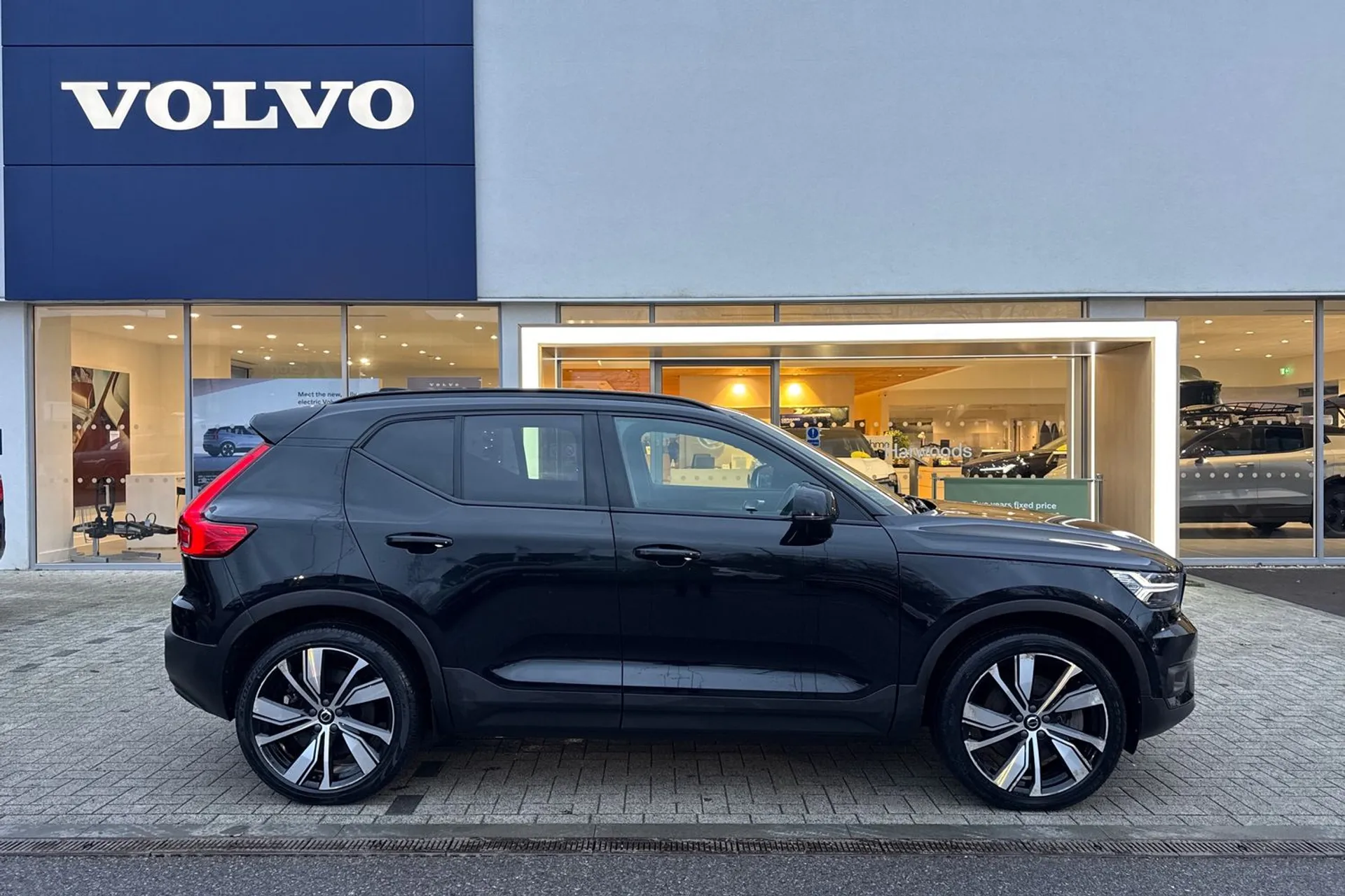 Volvo XC40 thumbnail image number 2