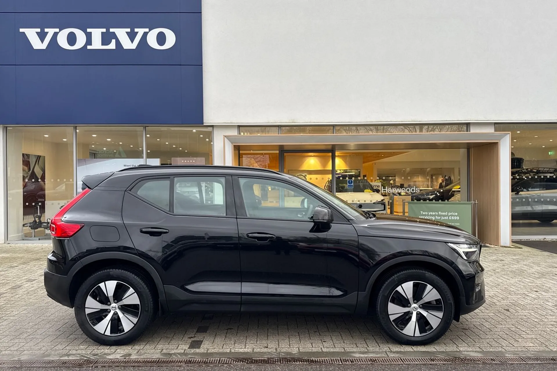 Volvo XC40 thumbnail image number 2