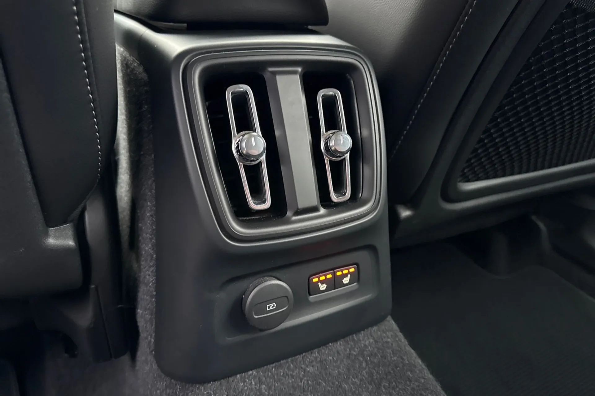 Volvo XC40 thumbnail image number 32