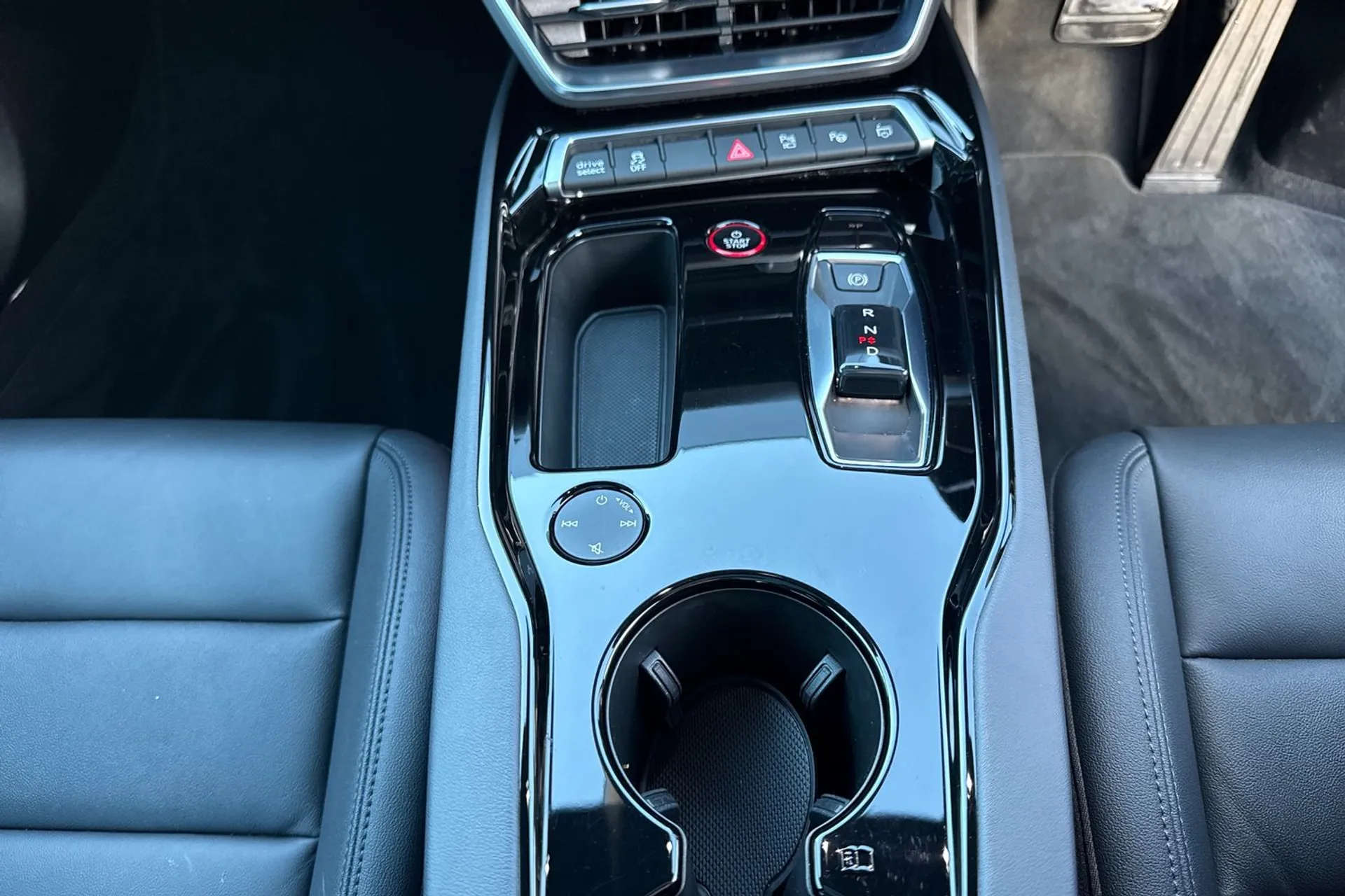 Audi e-tron GT thumbnail image number 48