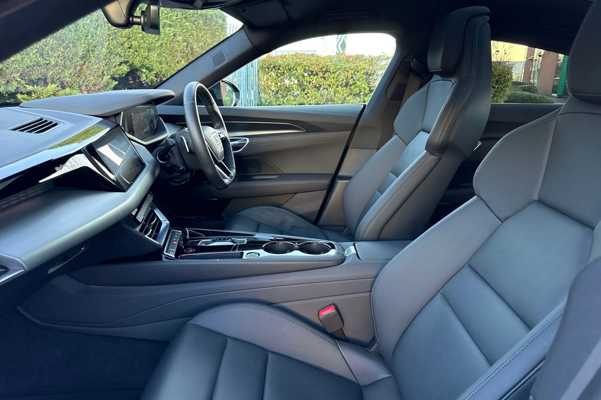 Audi e-tron GT thumbnail image number 44