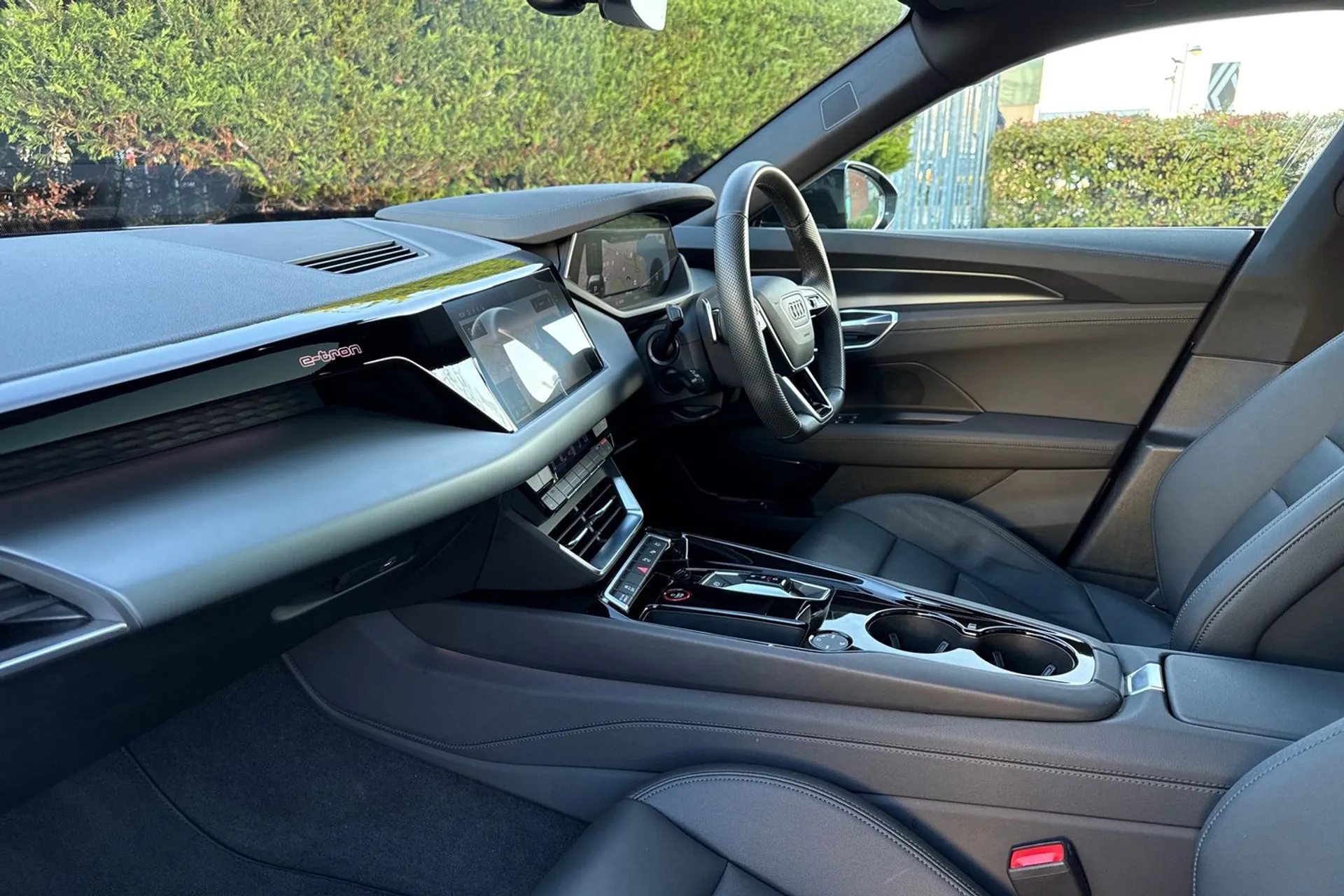 Audi e-tron GT thumbnail image number 13