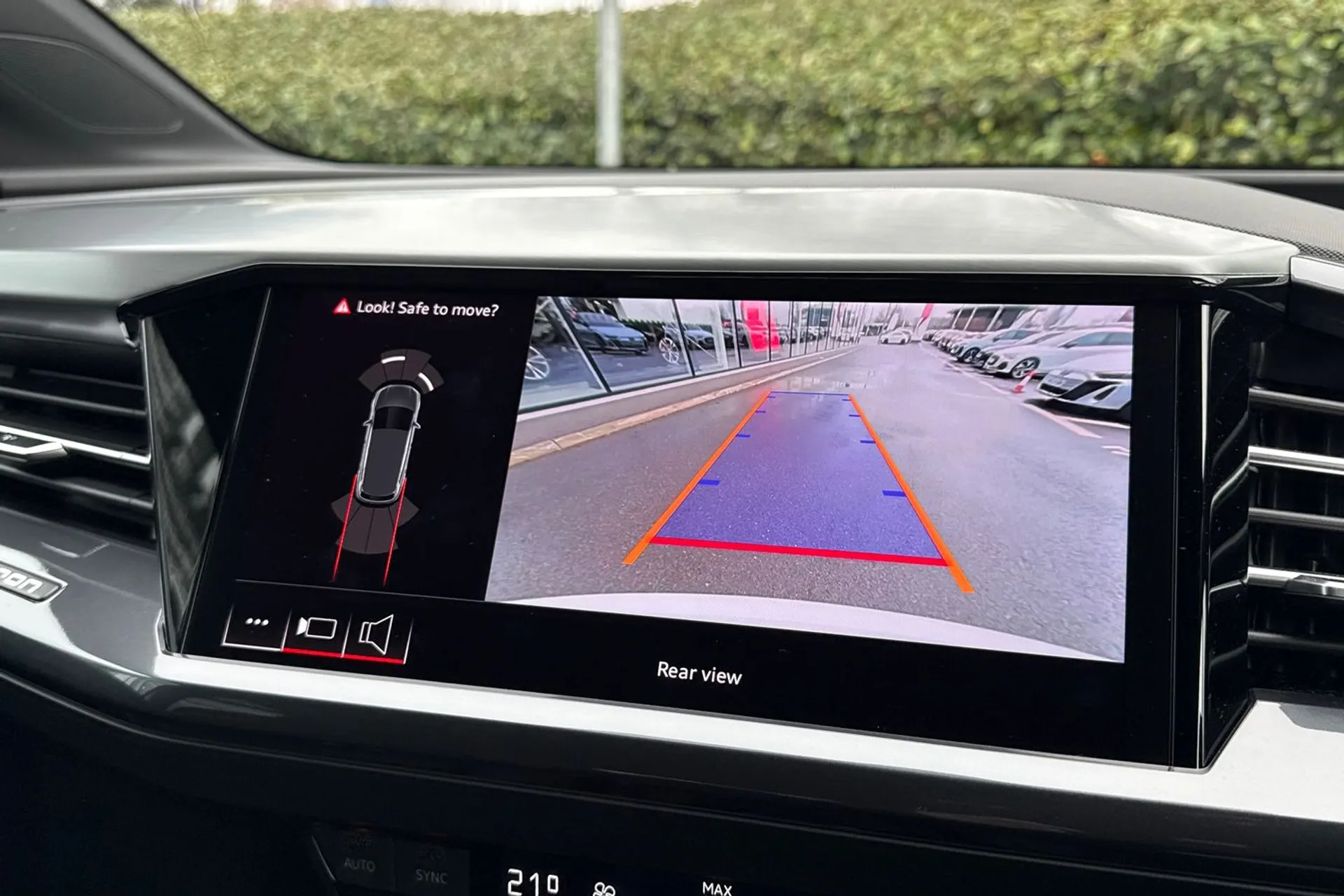 Audi Q4 thumbnail image number 6