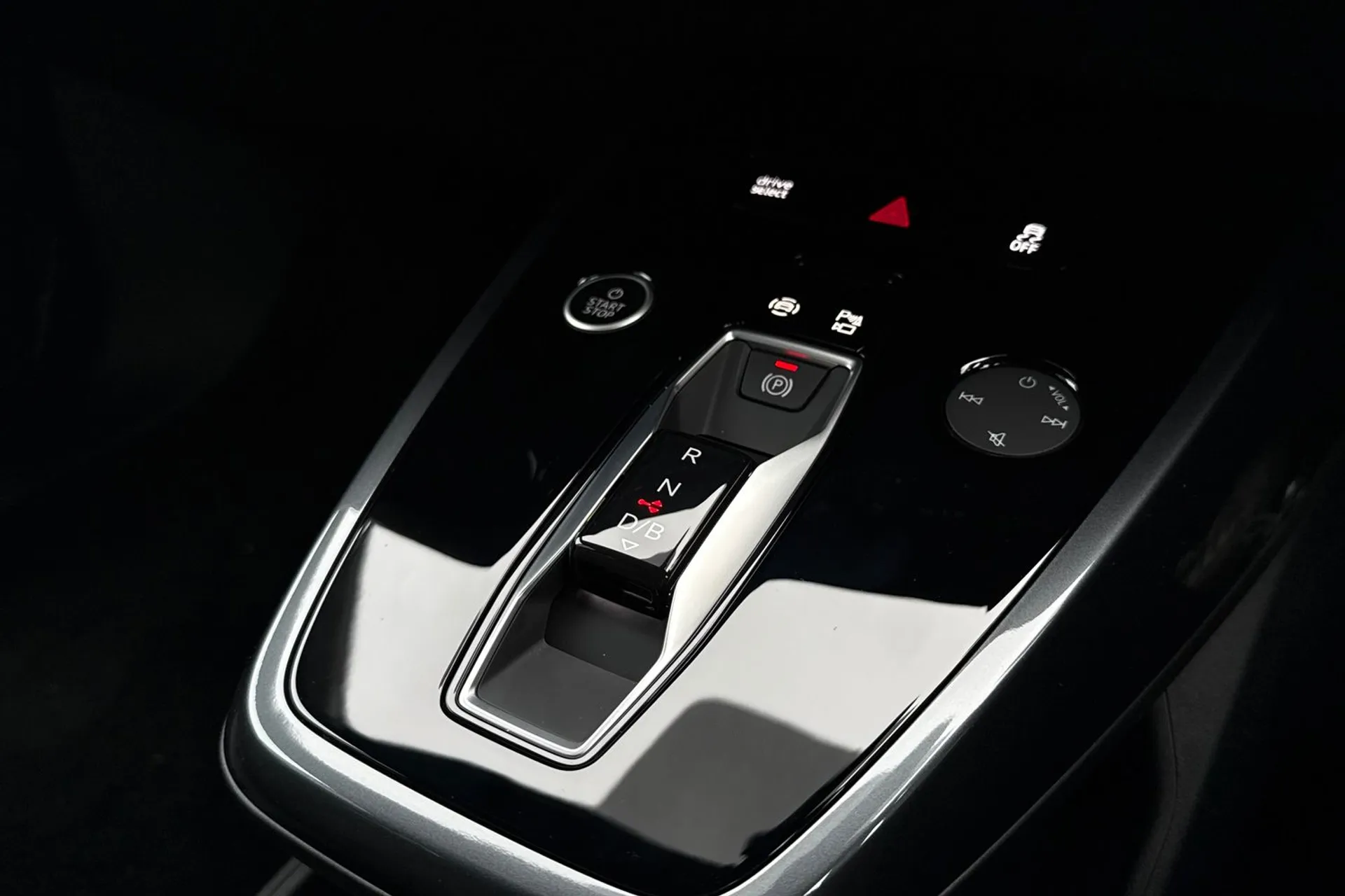 Audi Q4 thumbnail image number 9