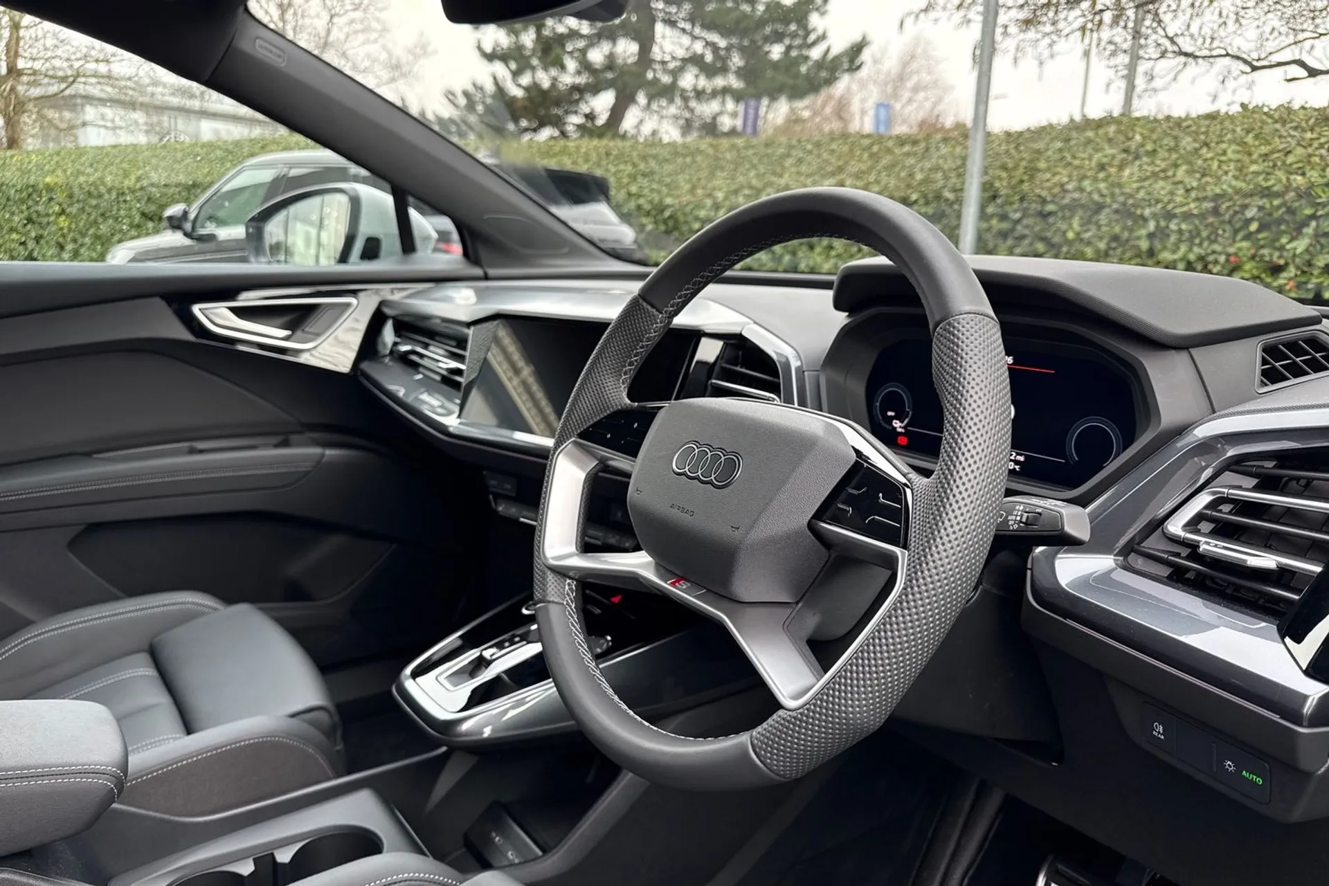 Audi Q4 thumbnail image number 17