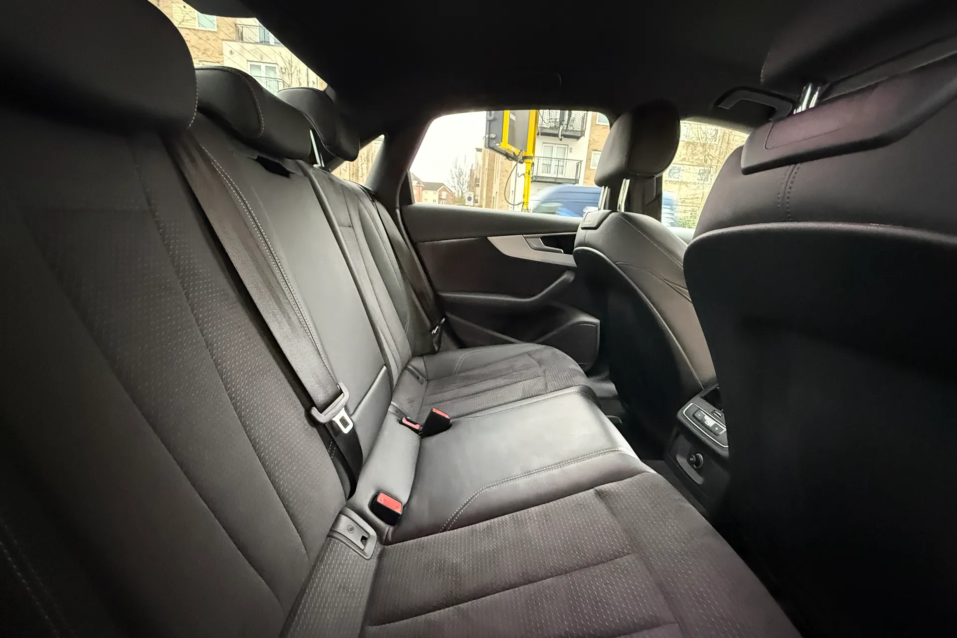 Audi A4 thumbnail image number 40