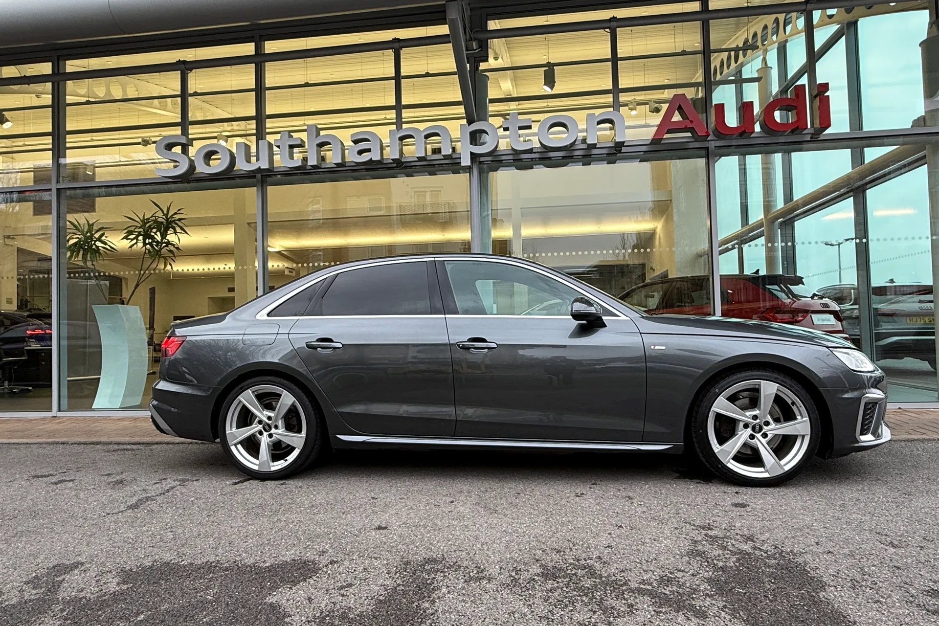 Audi A4 thumbnail image number 2