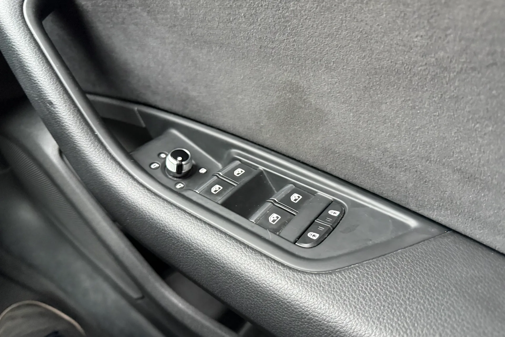 Audi A4 thumbnail image number 25