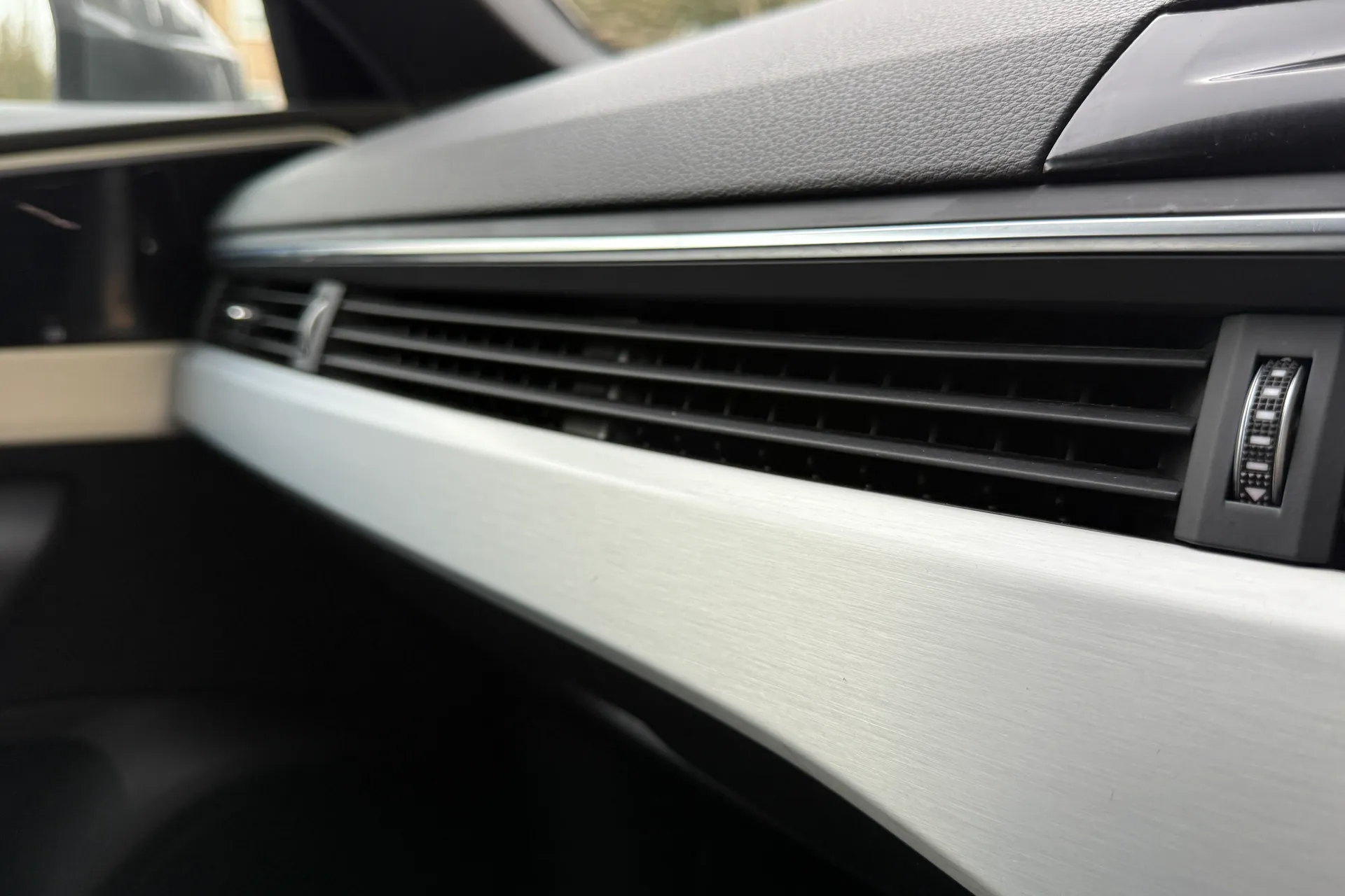 Audi A4 thumbnail image number 32