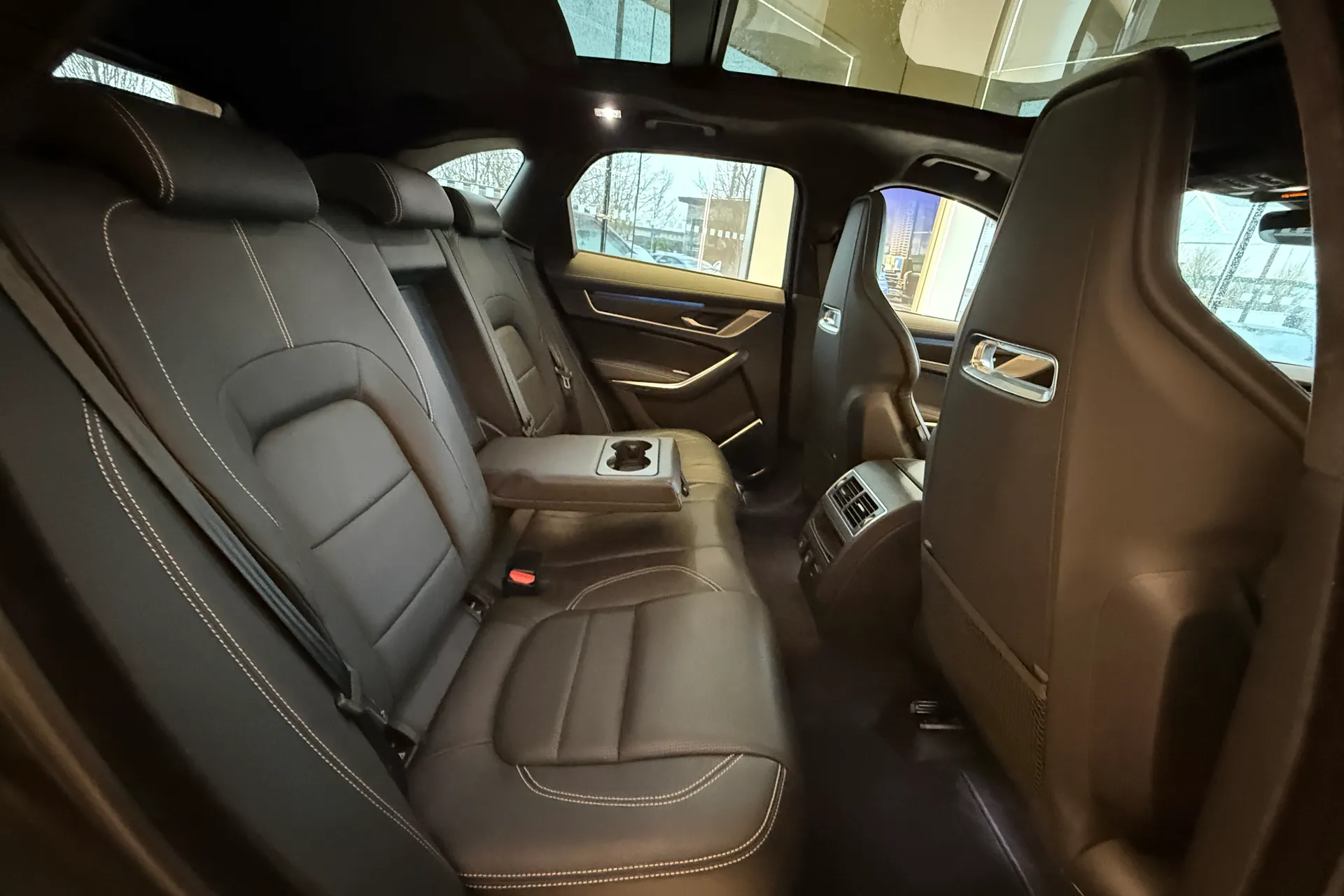 Jaguar F-PACE thumbnail image number 38