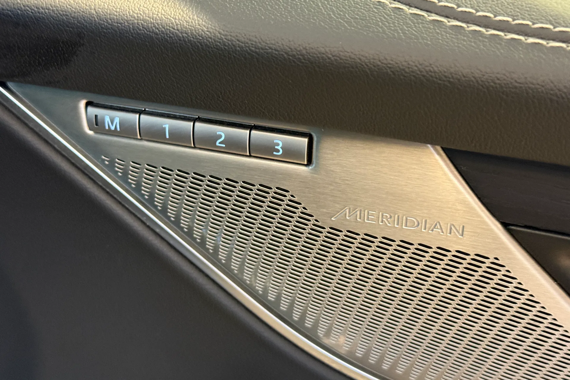 Jaguar F-PACE thumbnail image number 21