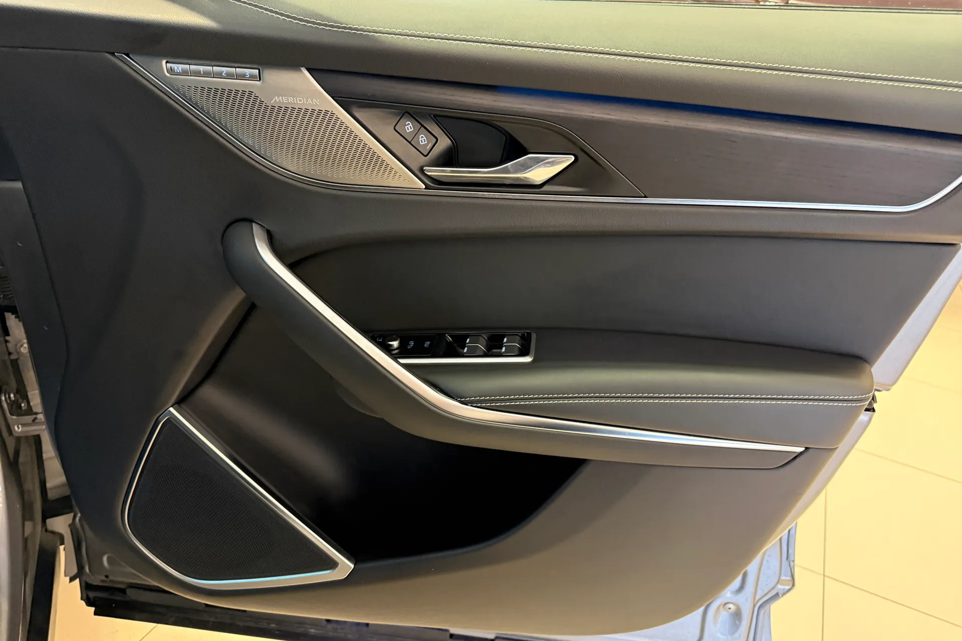 Jaguar F-PACE thumbnail image number 48