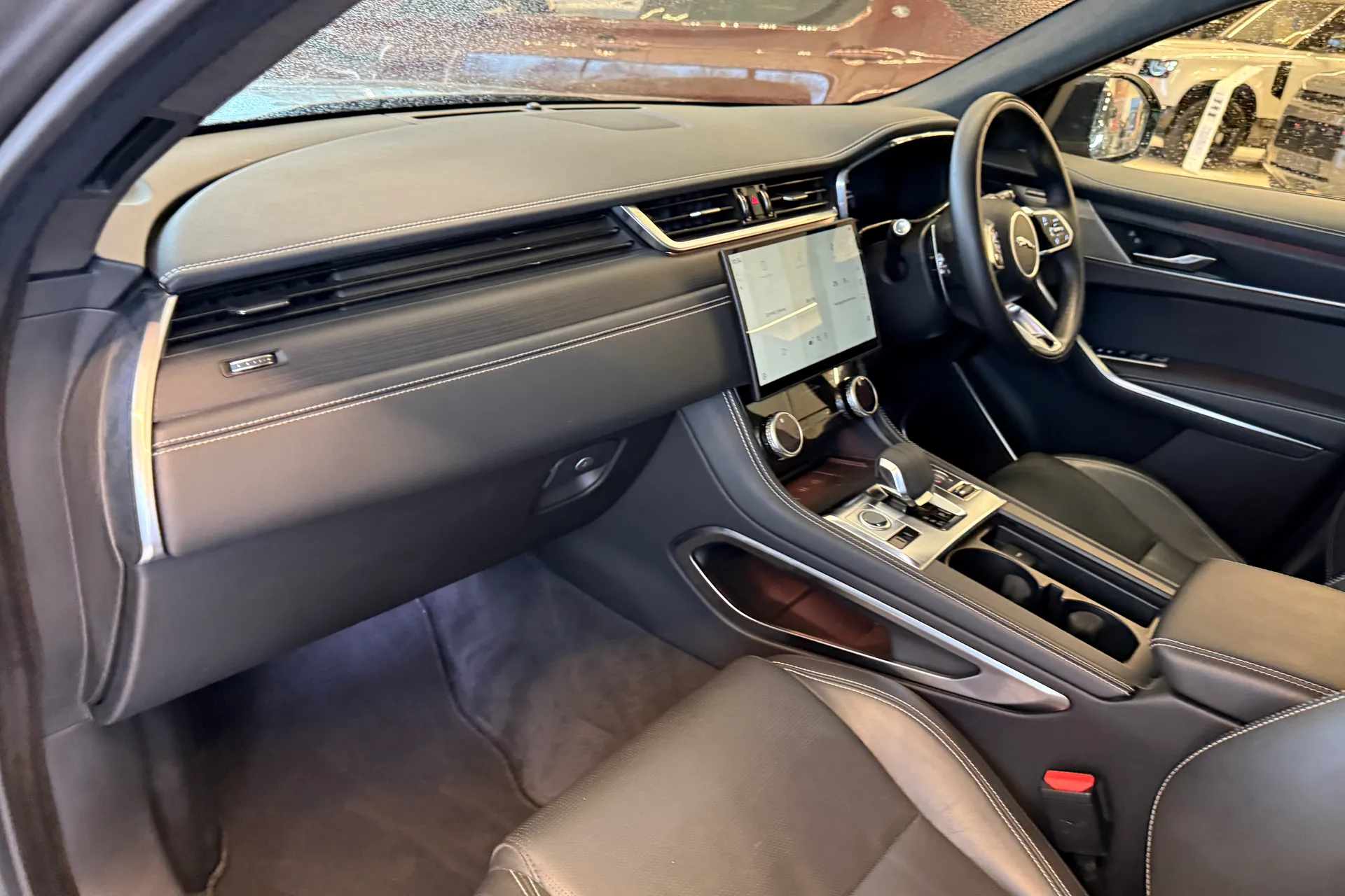 Jaguar F-PACE thumbnail image number 45