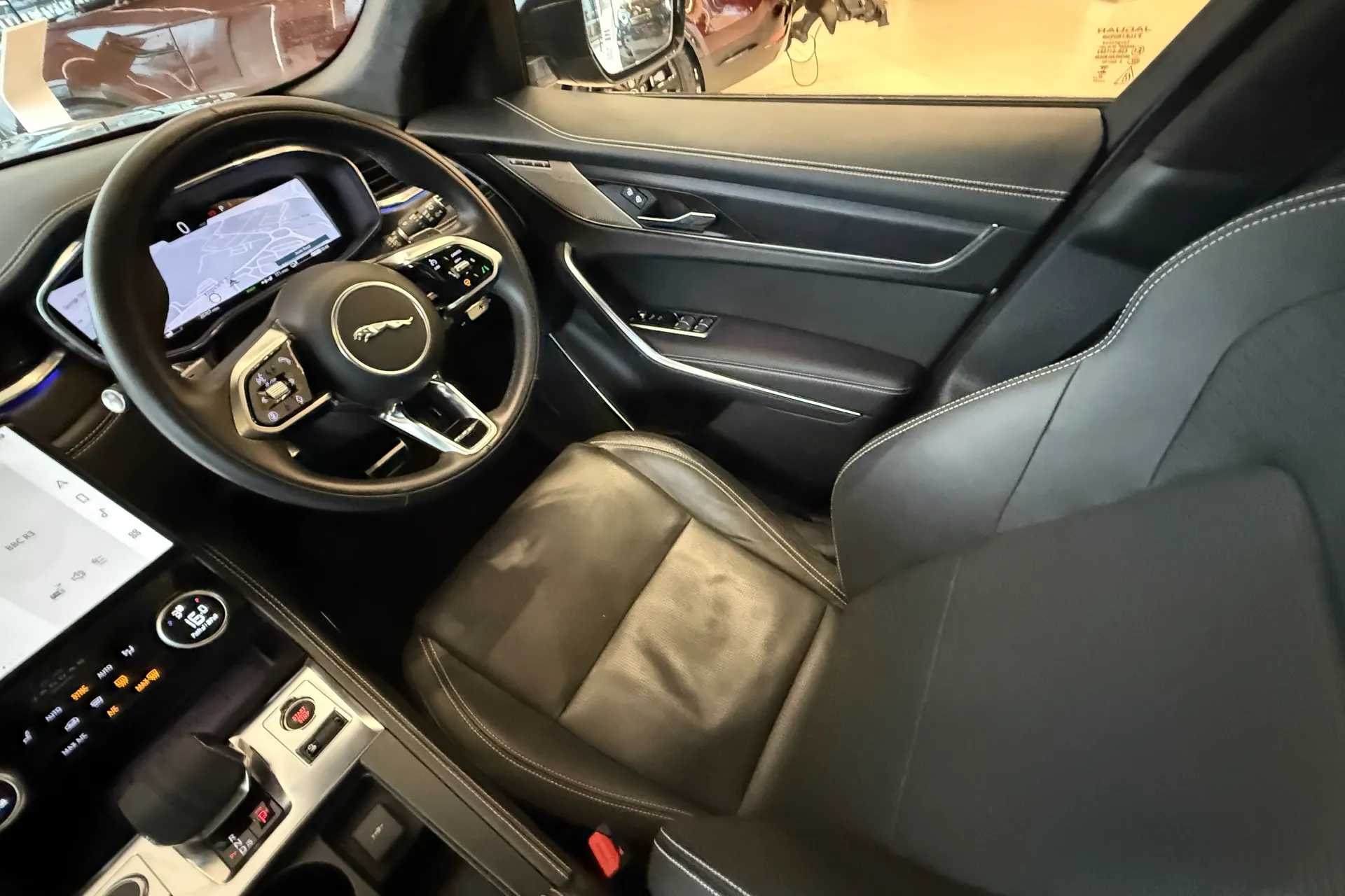 Jaguar F-PACE thumbnail image number 14