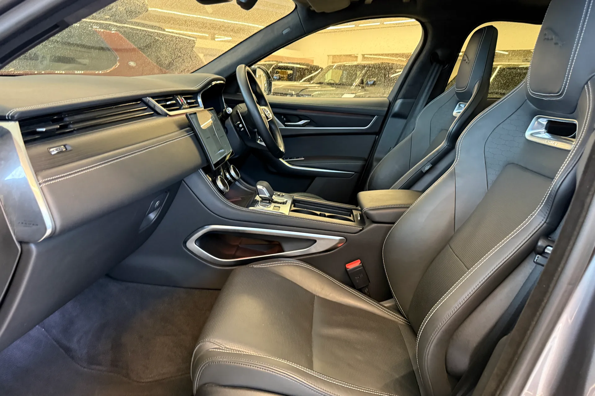 Jaguar F-PACE thumbnail image number 10