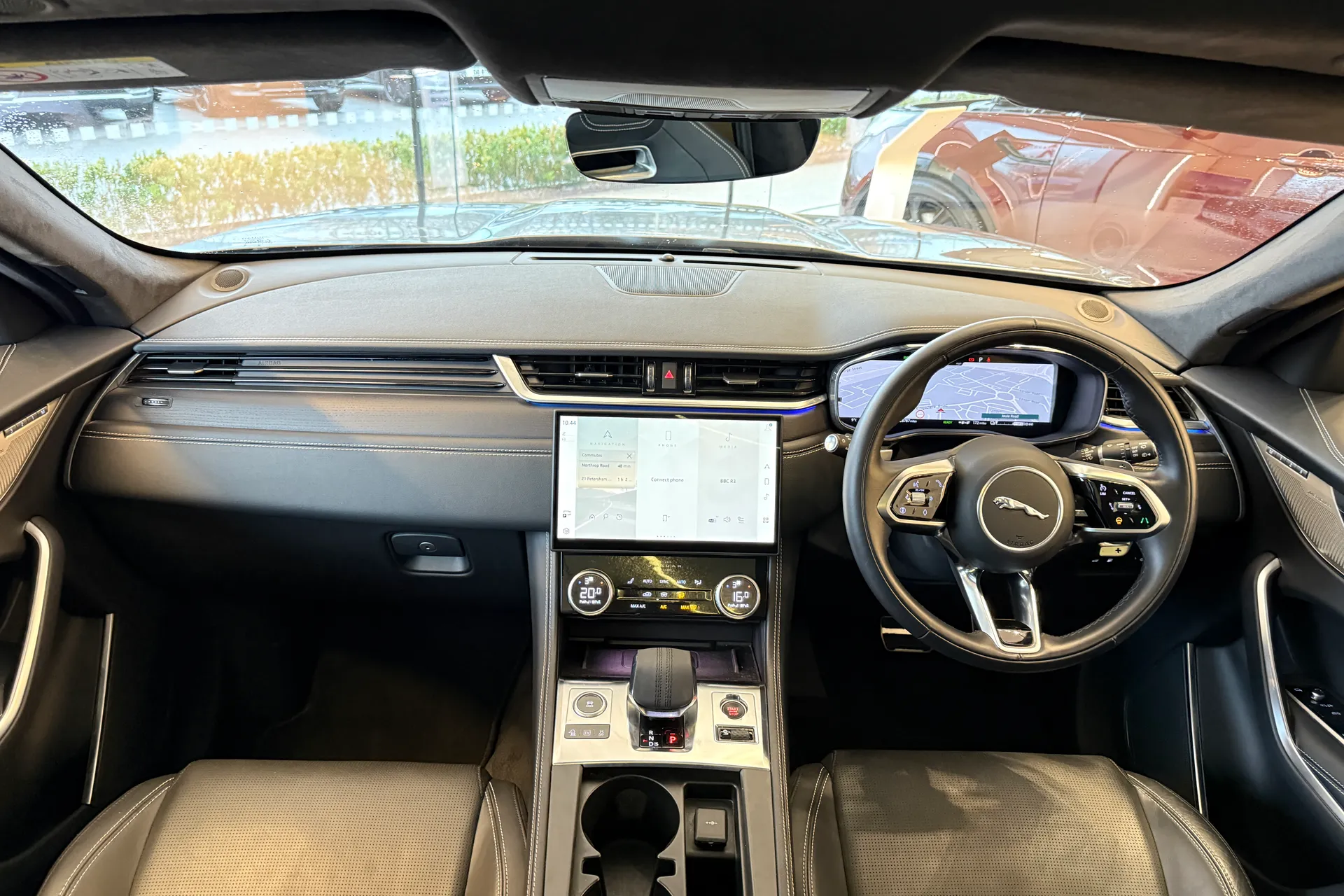 Jaguar F-PACE thumbnail image number 3