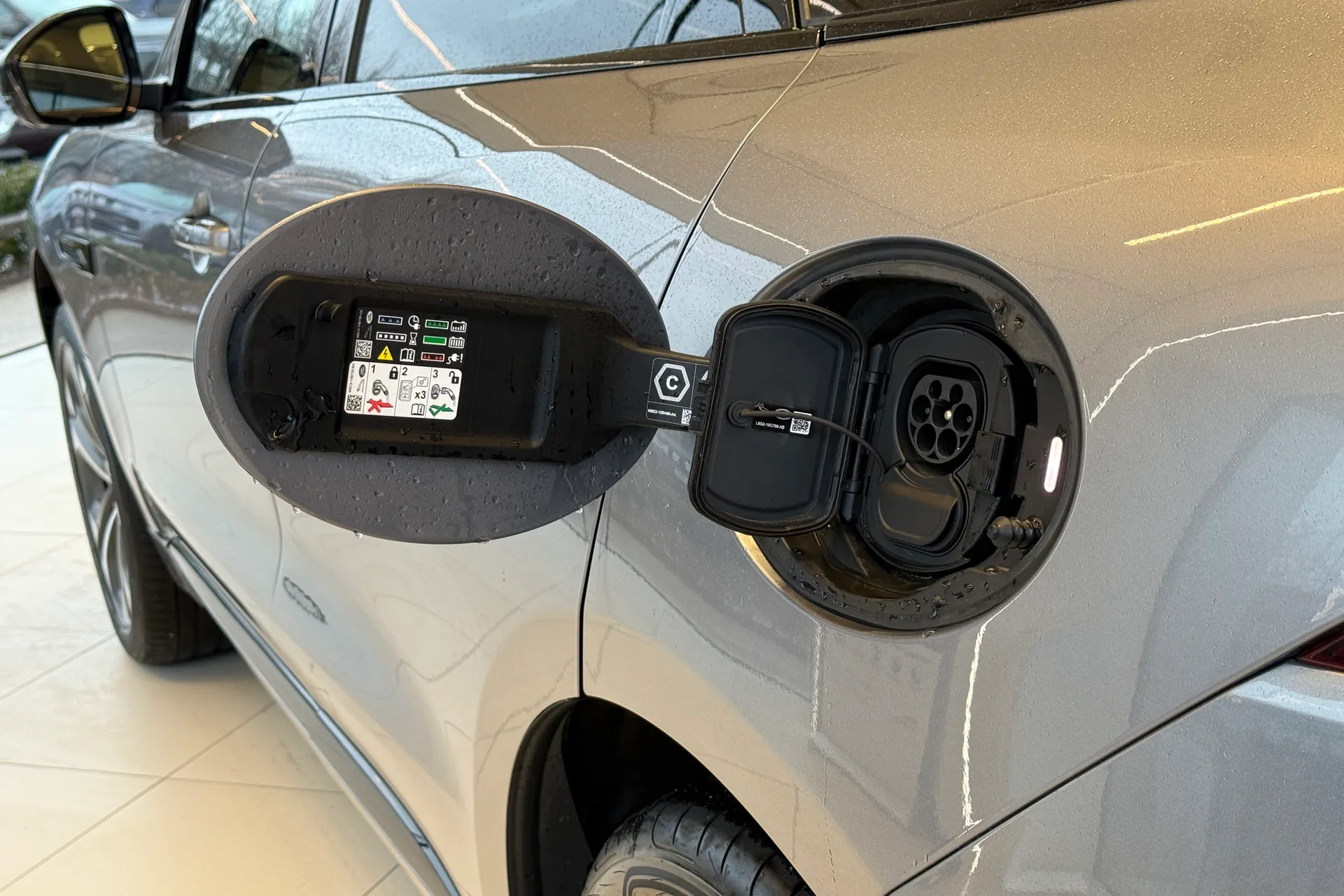 Jaguar F-PACE thumbnail image number 36