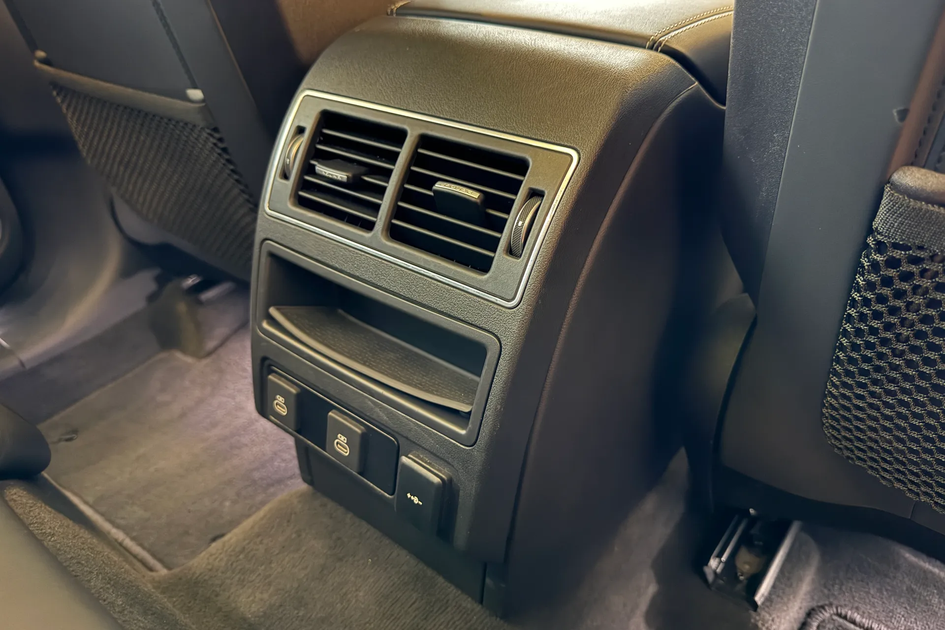 Jaguar F-PACE thumbnail image number 33