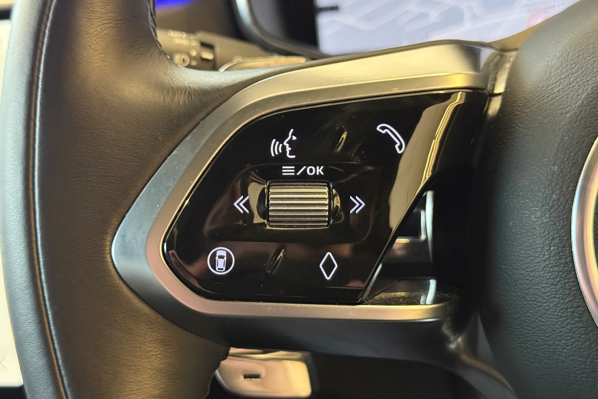 Jaguar F-PACE thumbnail image number 25