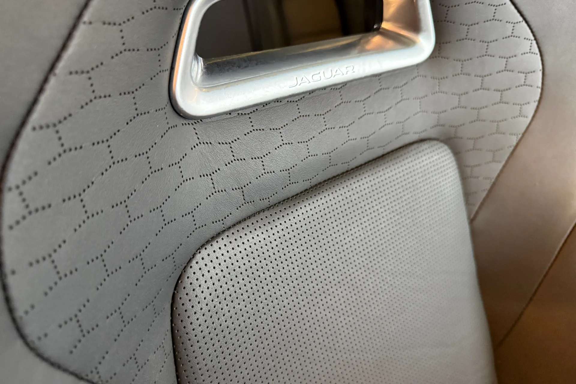 Jaguar F-PACE thumbnail image number 32