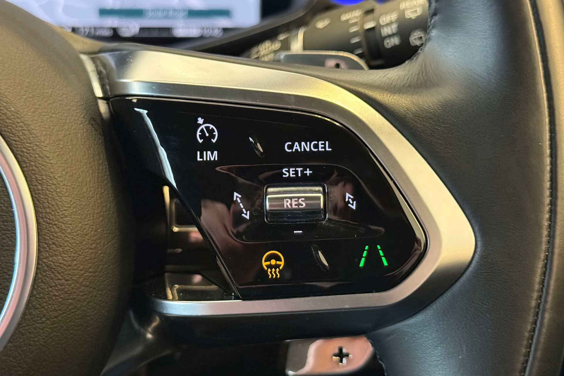 Jaguar F-PACE thumbnail image number 27