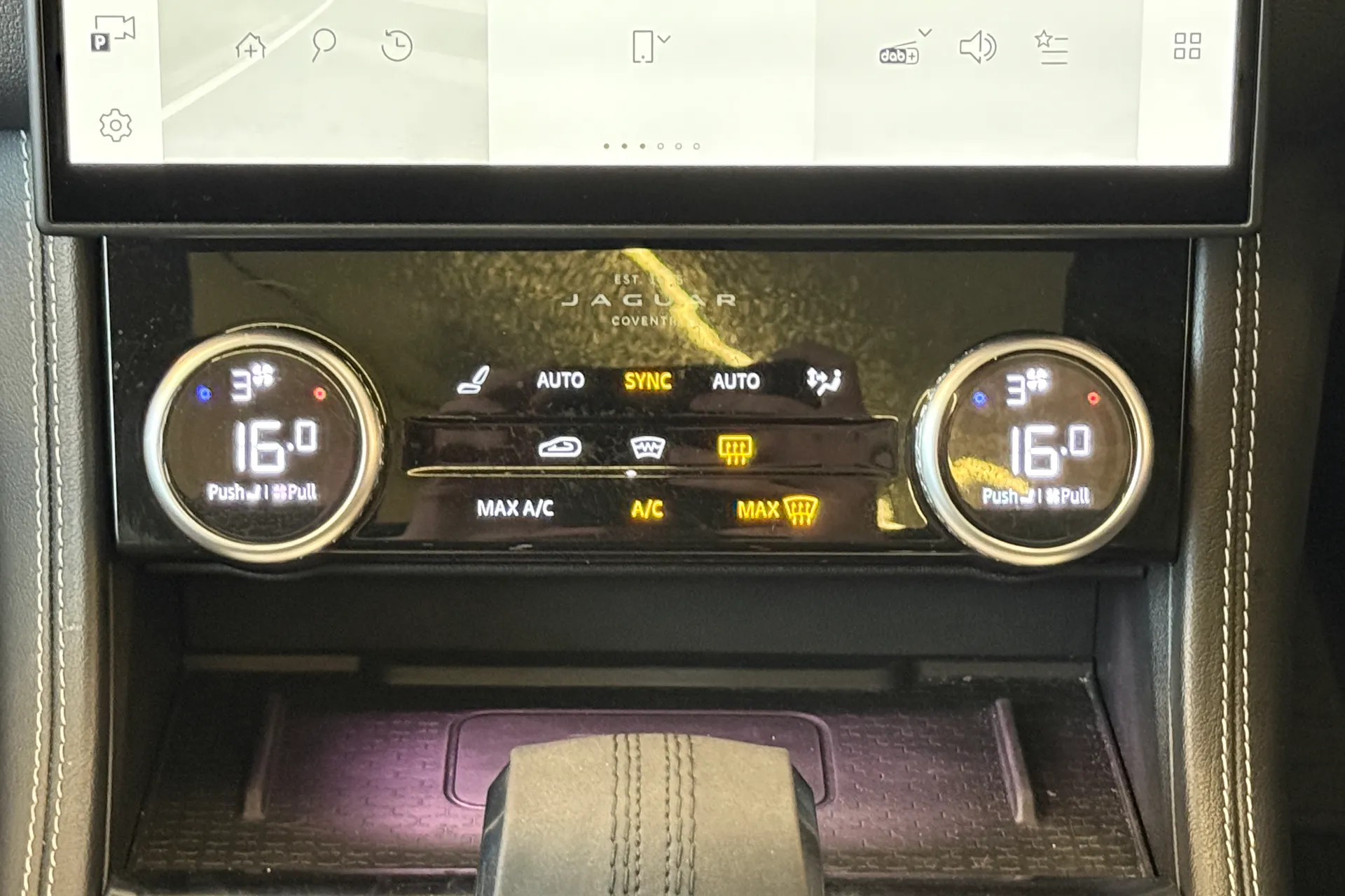 Jaguar F-PACE thumbnail image number 16