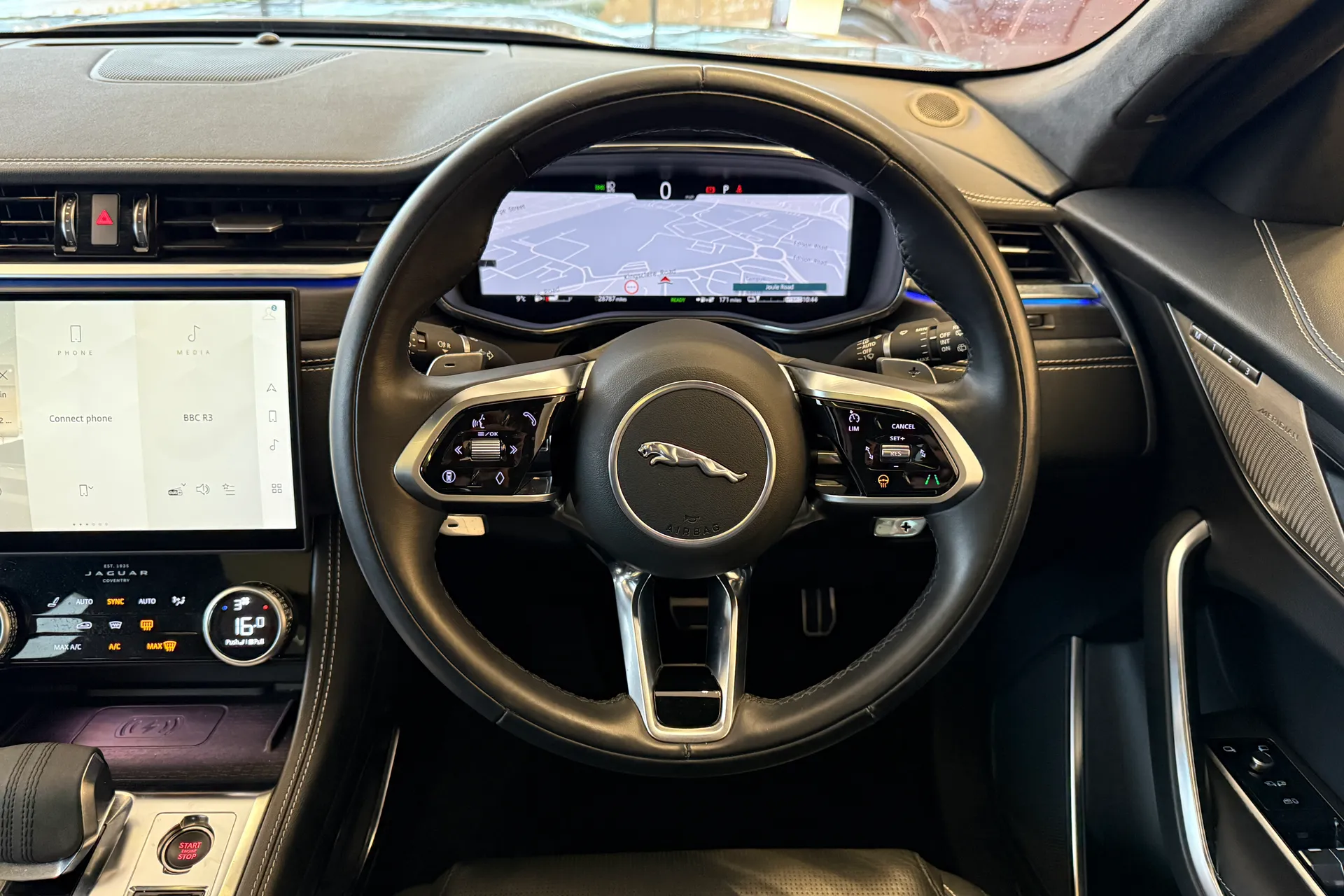 Jaguar F-PACE thumbnail image number 12