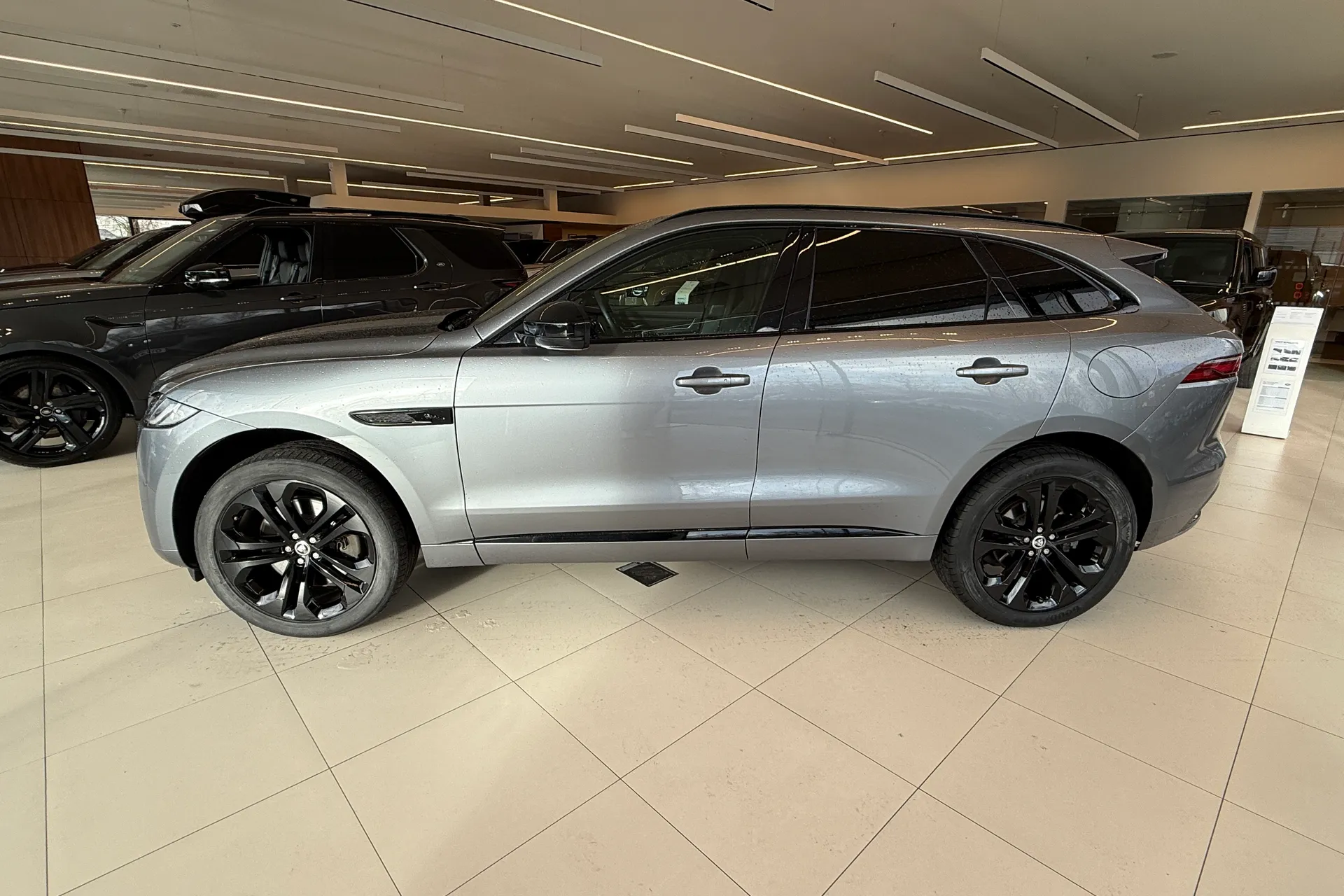 Jaguar F-PACE thumbnail image number 2